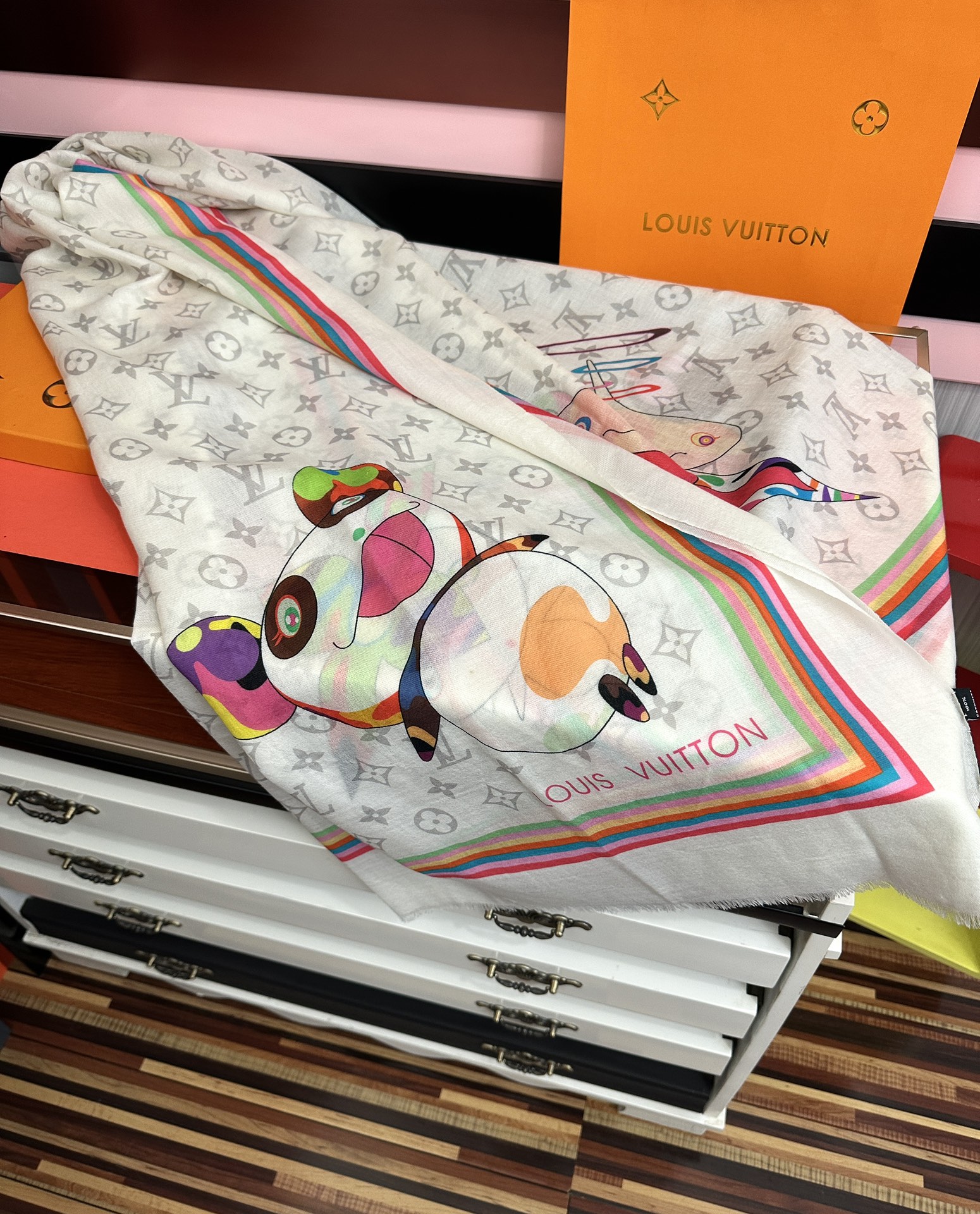 。新款L v 太美了[礼物]今年最流行的款式[得意]真心赞👍😘💍实物真心美 🎀披肩配以印花💓💃🏻无论设计