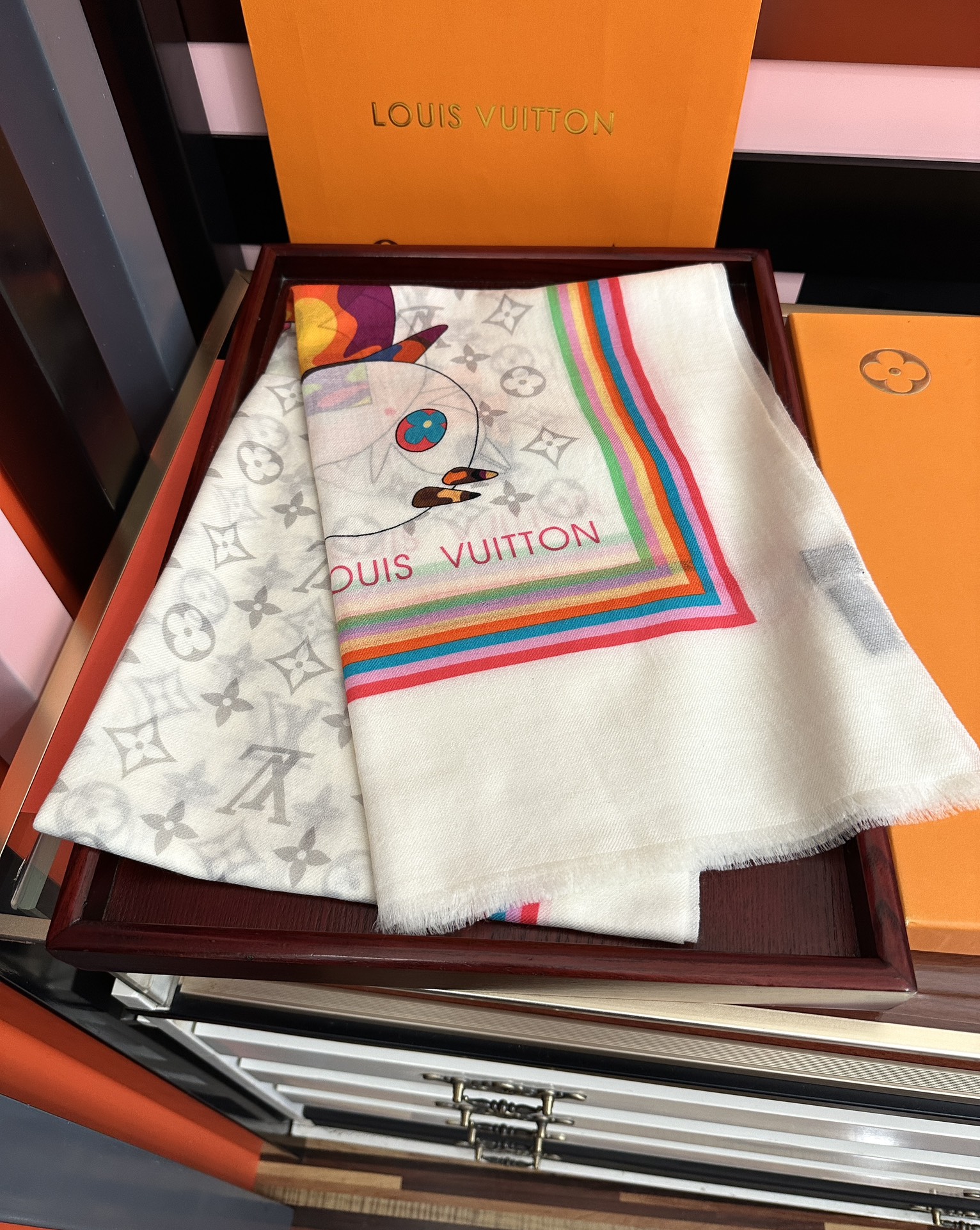 。新款L v 太美了[礼物]今年最流行的款式[得意]真心赞👍😘💍实物真心美 🎀披肩配以印花💓💃🏻无论设计