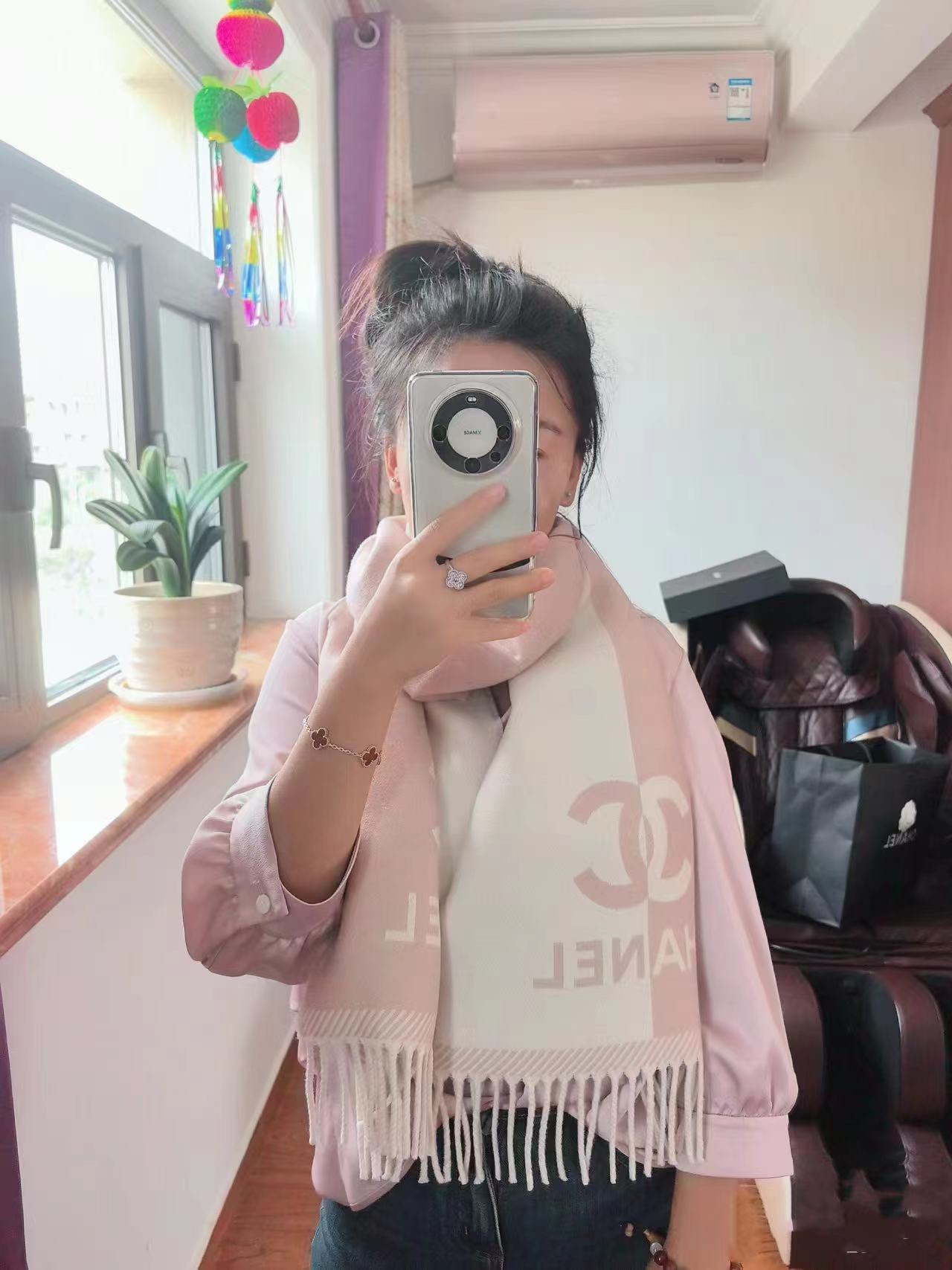 Chanel 香奈儿 最新款《双面拼色提花》目测是大 双面异色提花 两面完全相反的颜色及图案 设计真的非常走心 超大品牌LOGO与双C拼色点缀整条围巾 高级美 面料巨流弊 美丽奴初剪羊绒