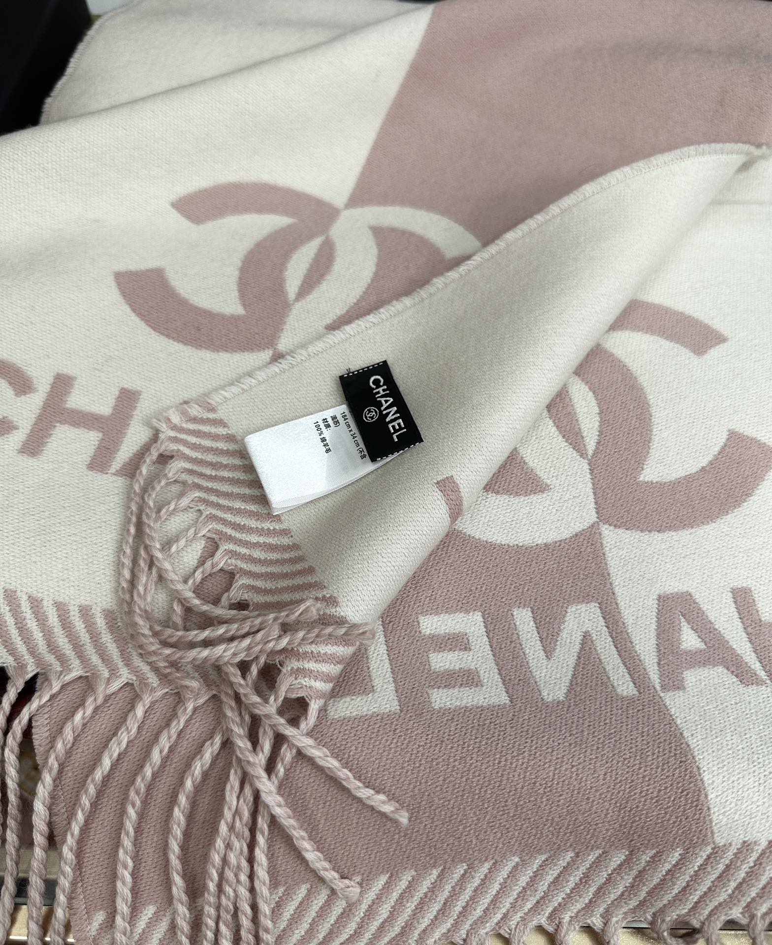 Chanel 香奈儿 最新款《双面拼色提花》目测是大 双面异色提花 两面完全相反的颜色及图案 设计真的非常走心 超大品牌LOGO与双C拼色点缀整条围巾 高级美 面料巨流弊 美丽奴初剪羊绒