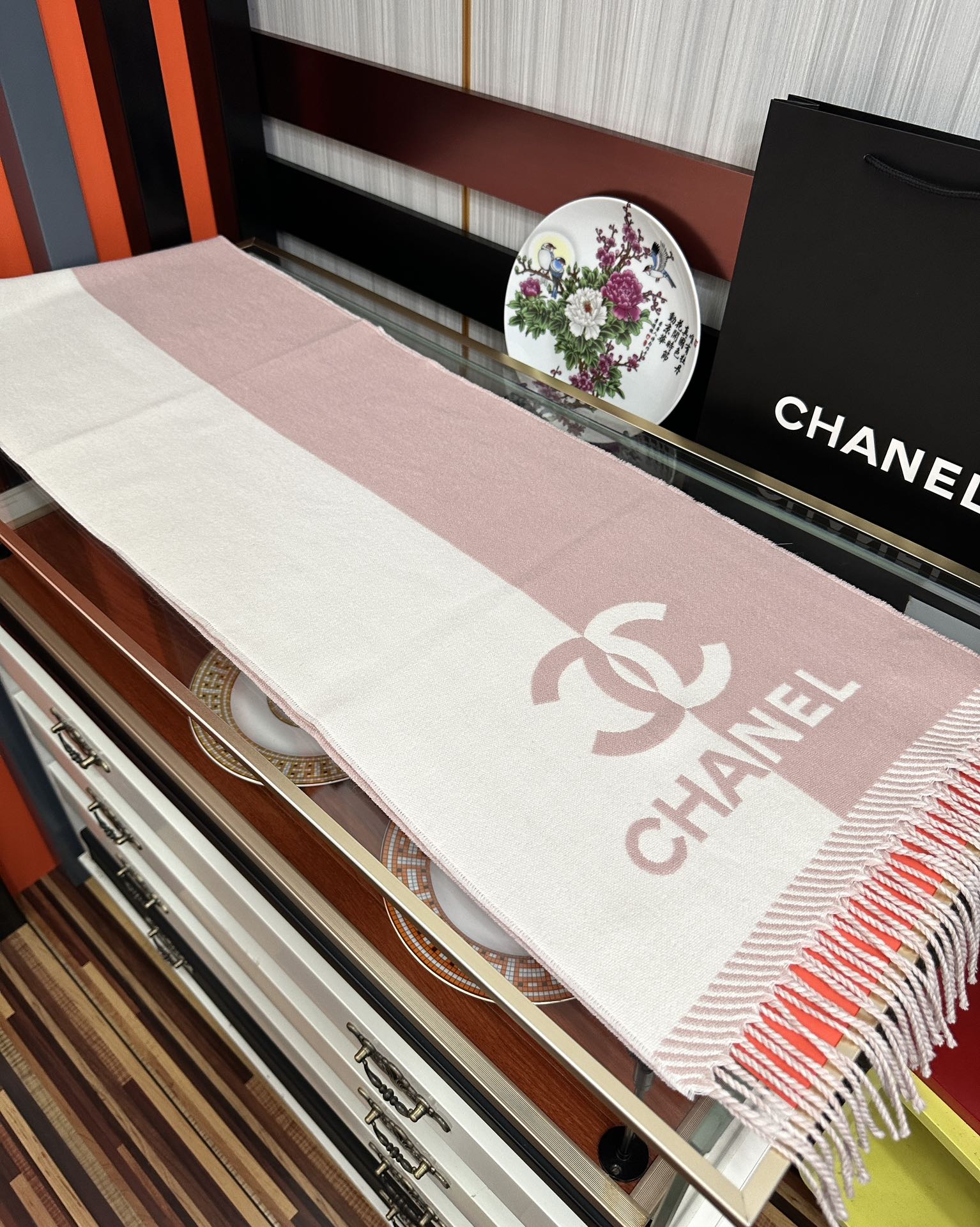 Chanel 香奈儿 最新款《双面拼色提花》目测是大 双面异色提花 两面完全相反的颜色及图案 设计真的非常走心 超大品牌LOGO与双C拼色点缀整条围巾 高级美 面料巨流弊 美丽奴初剪羊绒