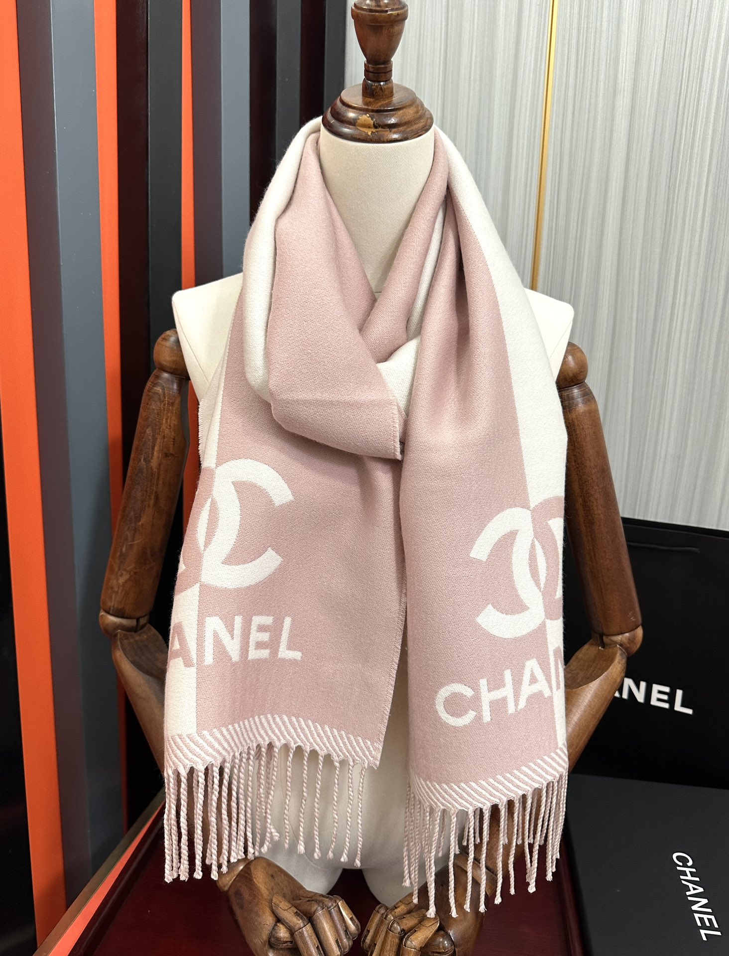 Chanel 香奈儿 最新款《双面拼色提花》目测是大 双面异色提花 两面完全相反的颜色及图案 设计真的非常走心 超大品牌LOGO与双C拼色点缀整条围巾 高级美 面料巨流弊 美丽奴初剪羊绒