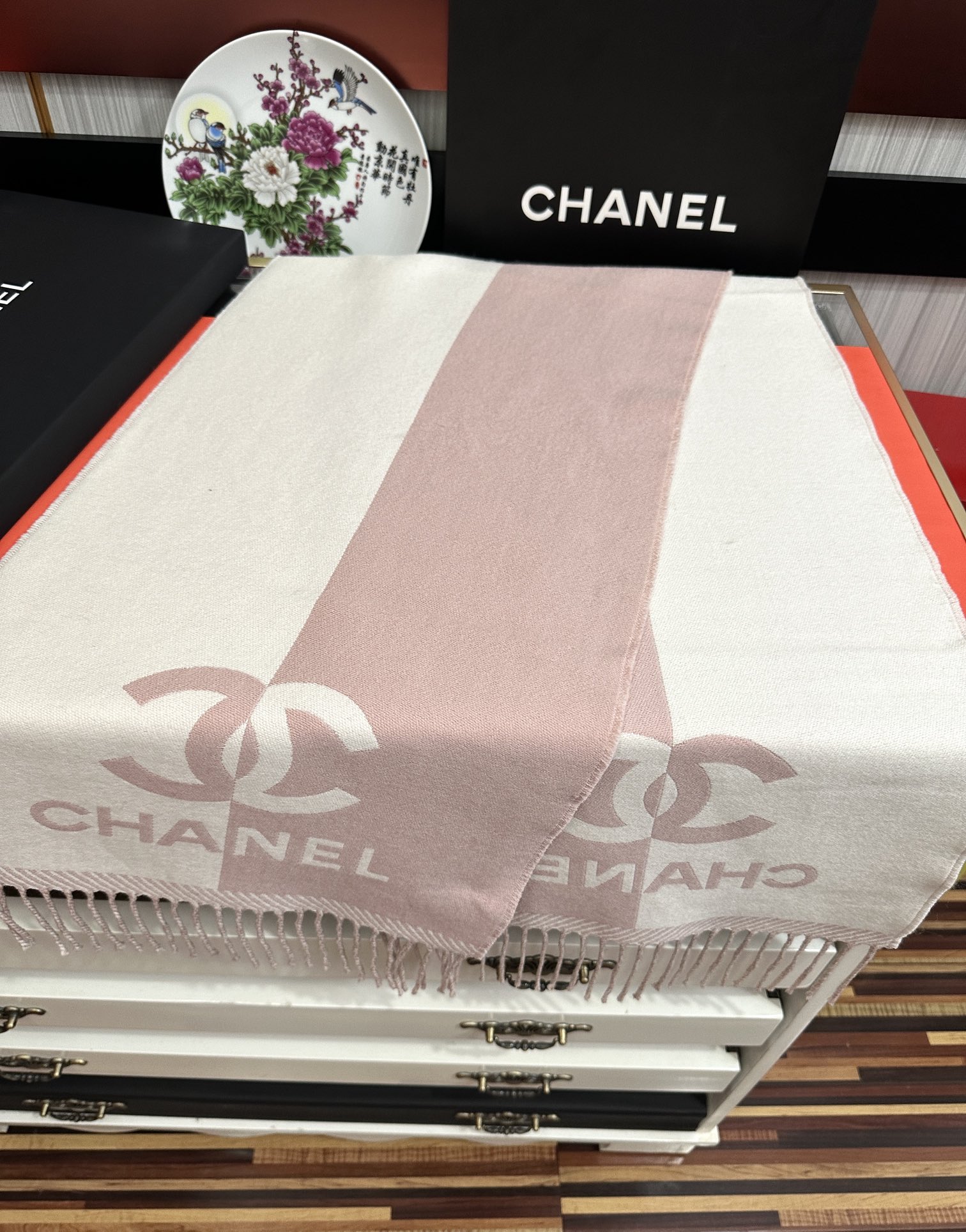 Chanel 香奈儿 最新款《双面拼色提花》目测是大 双面异色提花 两面完全相反的颜色及图案 设计真的非常走心 超大品牌LOGO与双C拼色点缀整条围巾 高级美 面料巨流弊 美丽奴初剪羊绒