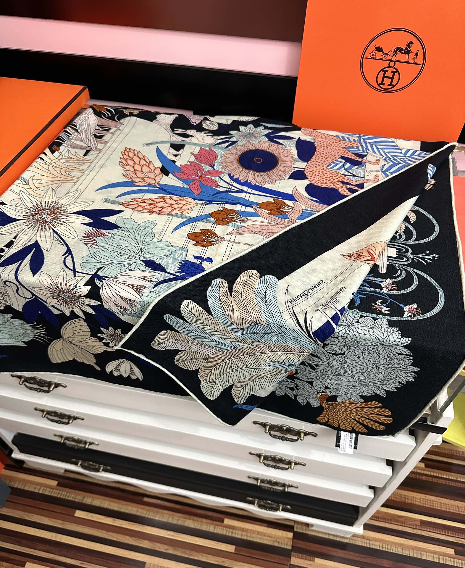 新款。爱马仕2026秋冬新款[爱心][太阳]我就不推荐了回头分享一下部分复刻款的老款信息资料供大家参考[