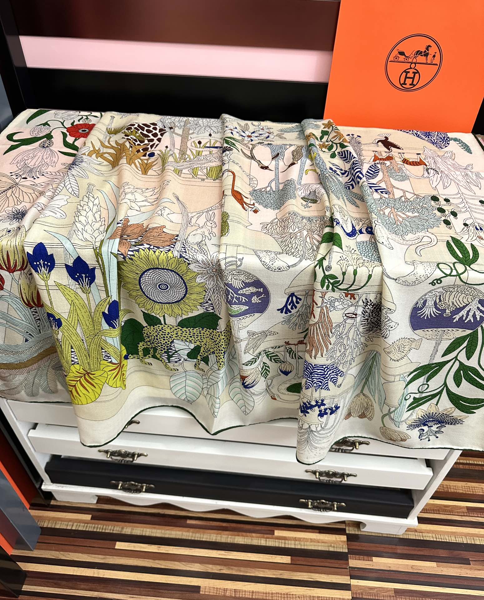 新款。爱马仕2026秋冬新款[爱心][太阳]我就不推荐了回头分享一下部分复刻款的老款信息资料供大家参考[