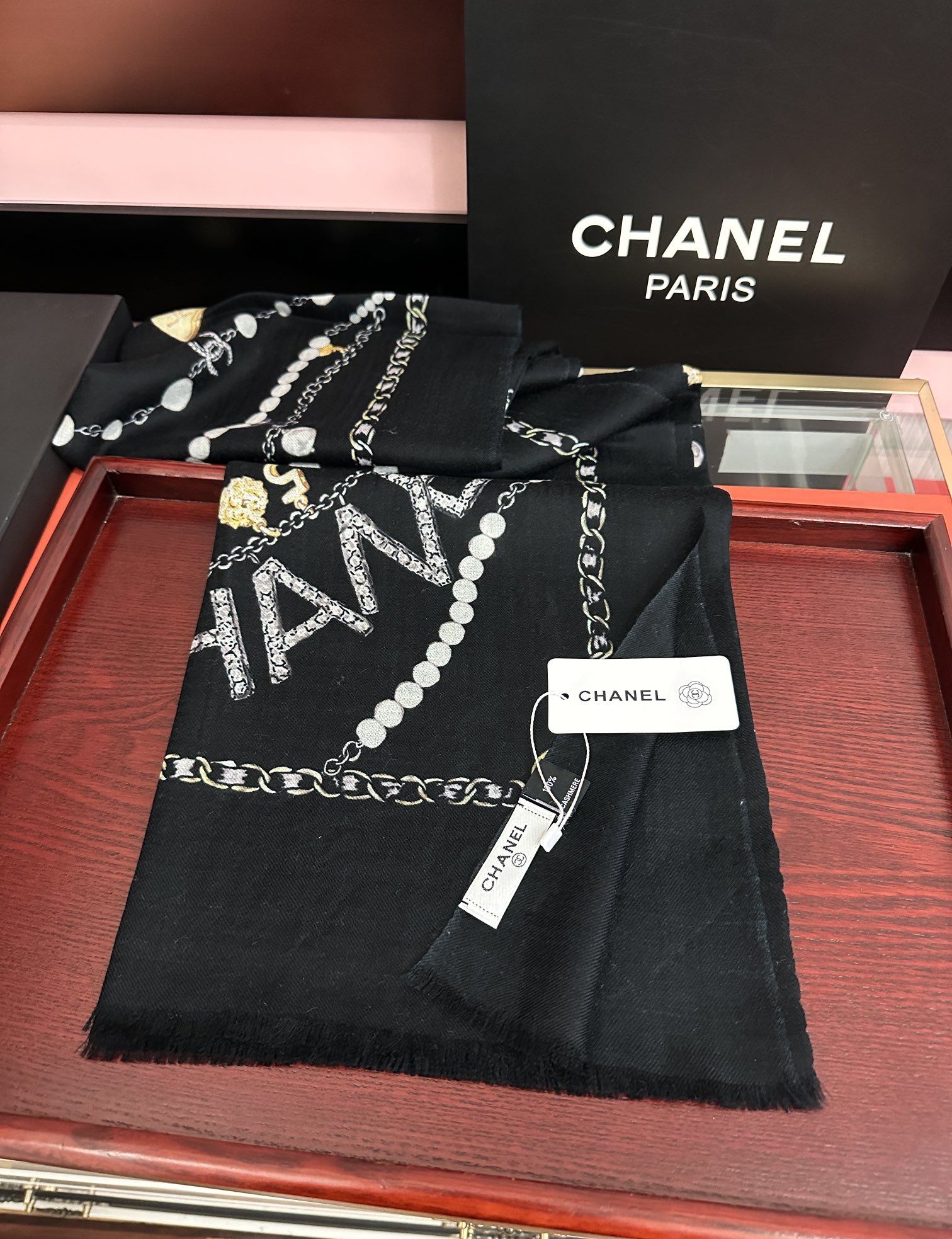 。爆款到 小香2026 最新款顶级设计太美了，真心赞👍😘💍实物真心美 🎀披肩配以印花💓💃🏻无论设计喷绘都