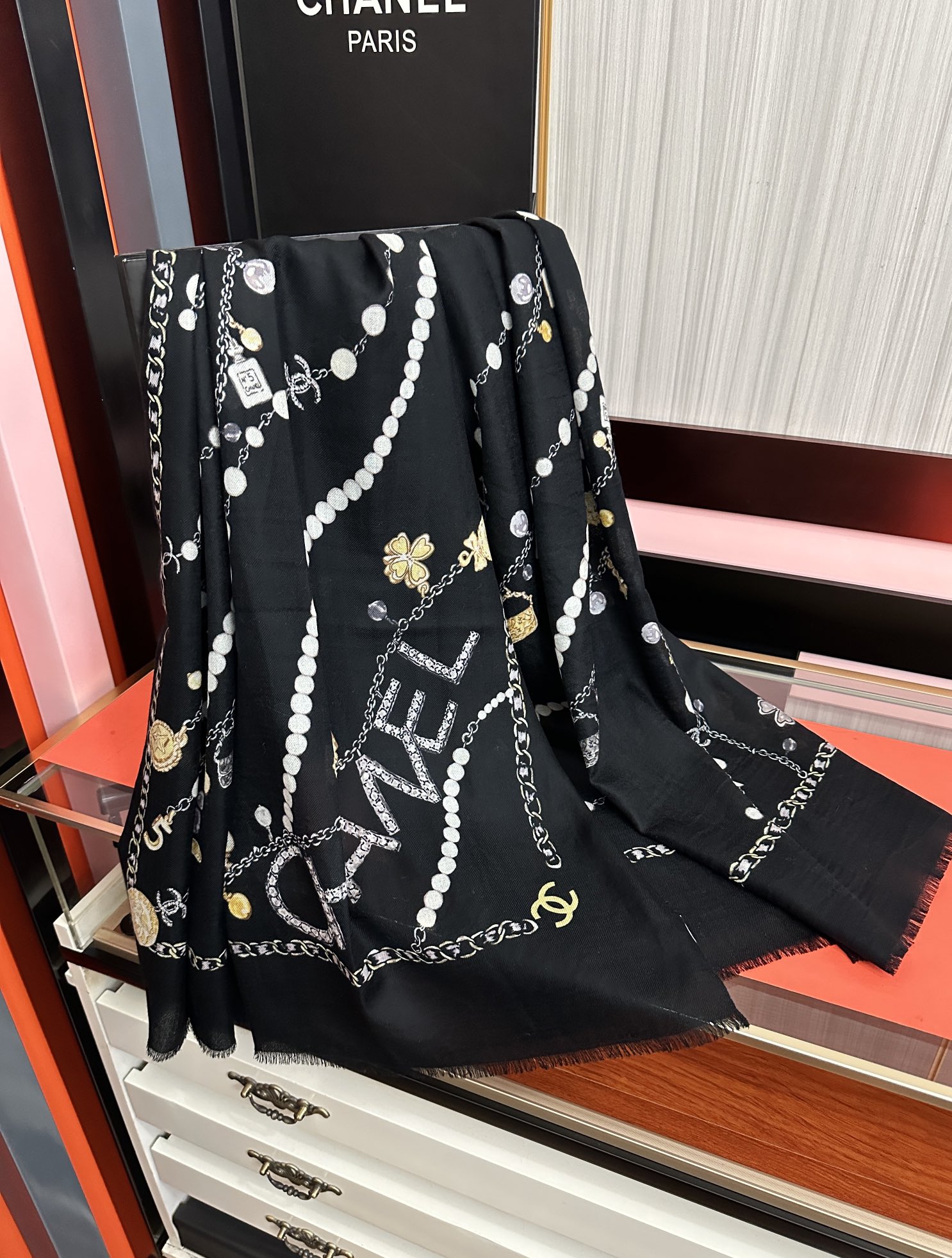 。爆款到 小香2026 最新款顶级设计太美了，真心赞👍😘💍实物真心美 🎀披肩配以印花💓💃🏻无论设计喷绘都