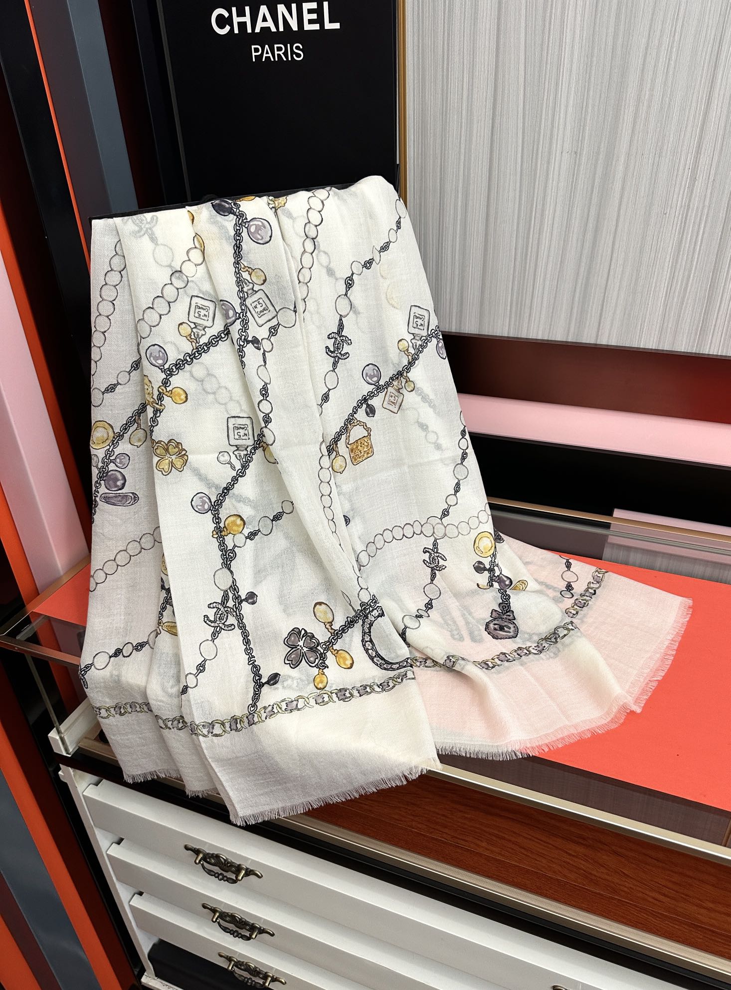 。爆款到 小香2026 最新款顶级设计太美了，真心赞👍😘💍实物真心美 🎀披肩配以印花💓💃🏻无论设计喷绘都