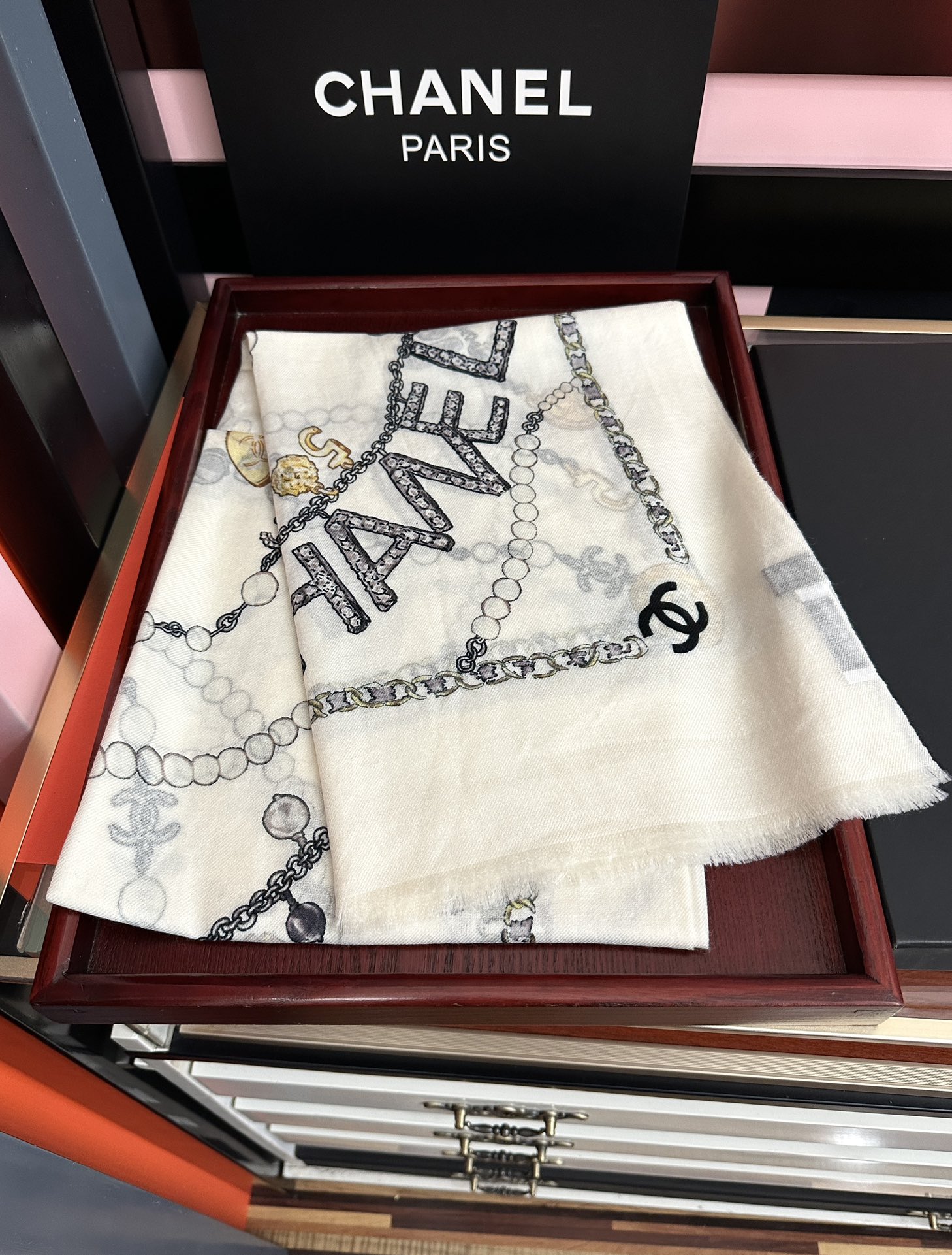 。爆款到 小香2026 最新款顶级设计太美了，真心赞👍😘💍实物真心美 🎀披肩配以印花💓💃🏻无论设计喷绘都