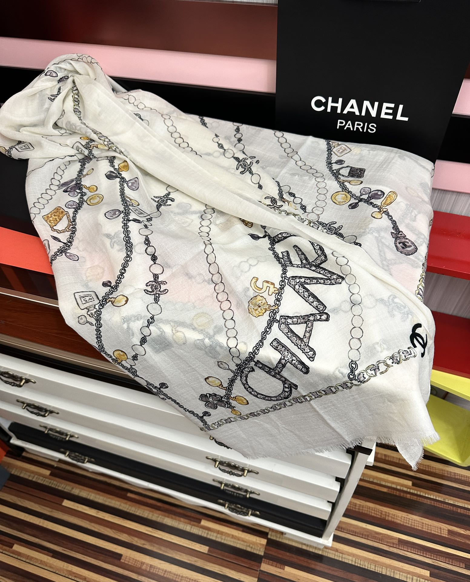 。爆款到 小香2026 最新款顶级设计太美了，真心赞👍😘💍实物真心美 🎀披肩配以印花💓💃🏻无论设计喷绘都