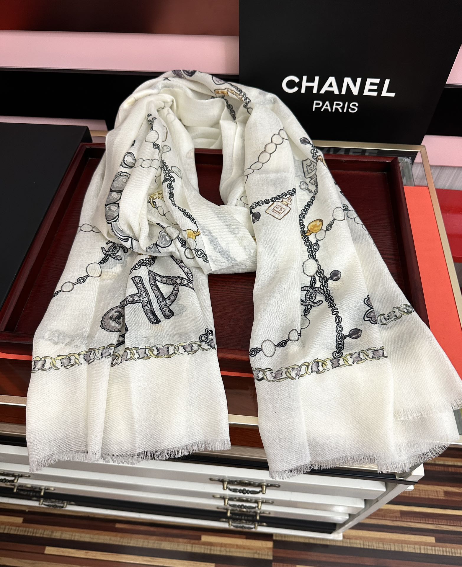 。爆款到 小香2026 最新款顶级设计太美了，真心赞👍😘💍实物真心美 🎀披肩配以印花💓💃🏻无论设计喷绘都