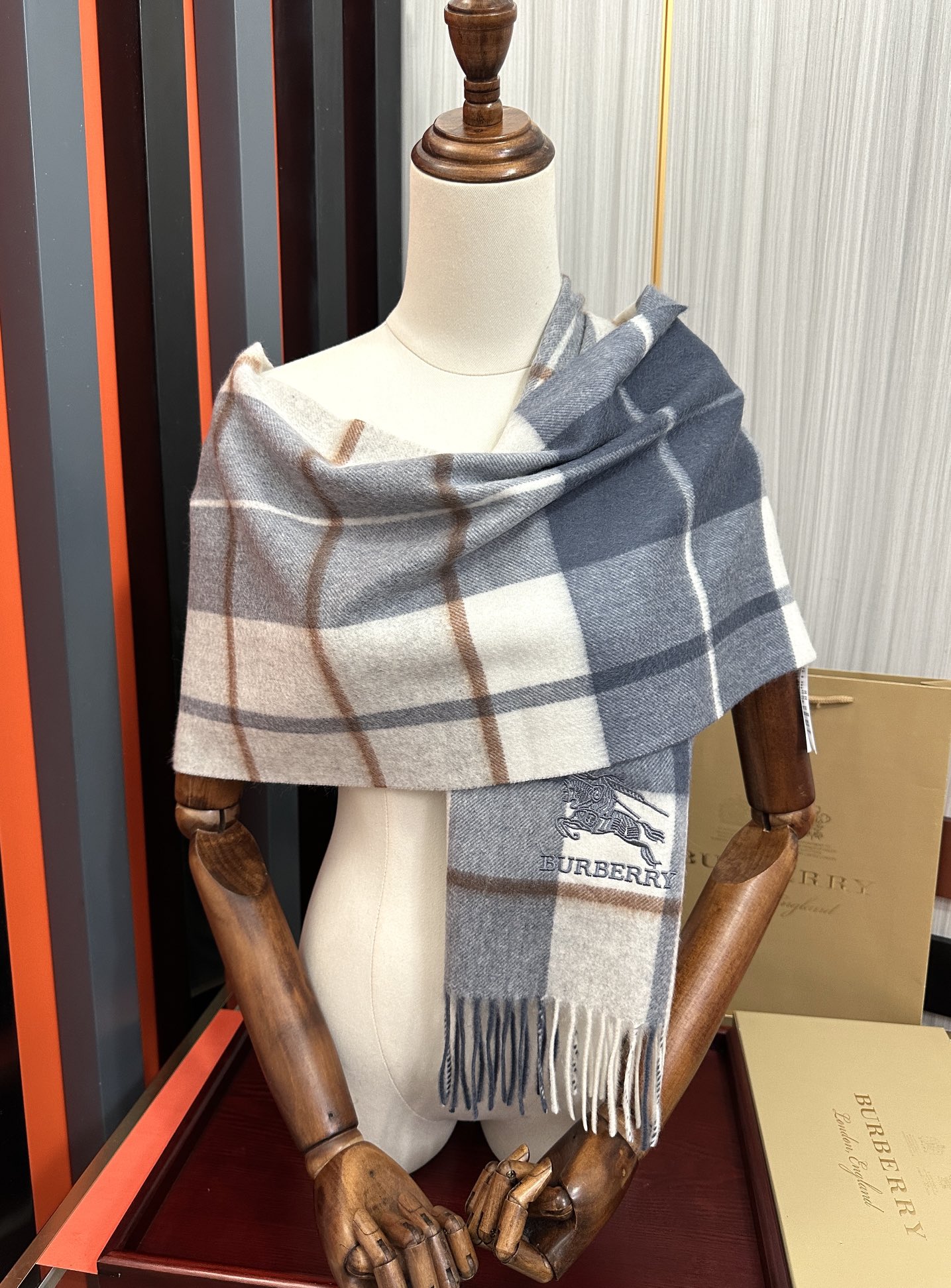 。85%山羊绒 2026 巴宝莉【刺绣战马】采用内蒙古顶级山羊绒 最新款男女通用情侣款👫重磅推荐💥 经典