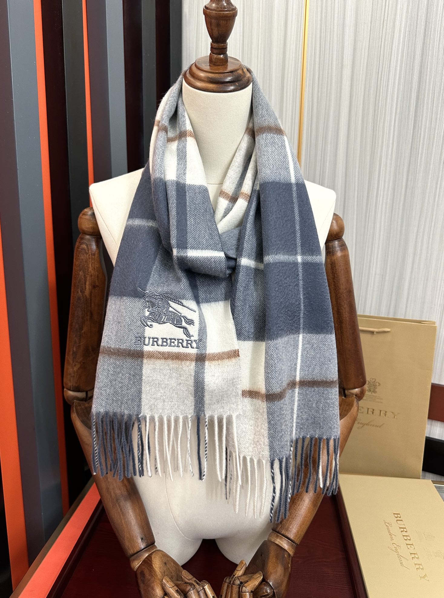 。85%山羊绒 2026 巴宝莉【刺绣战马】采用内蒙古顶级山羊绒 最新款男女通用情侣款👫重磅推荐💥 经典