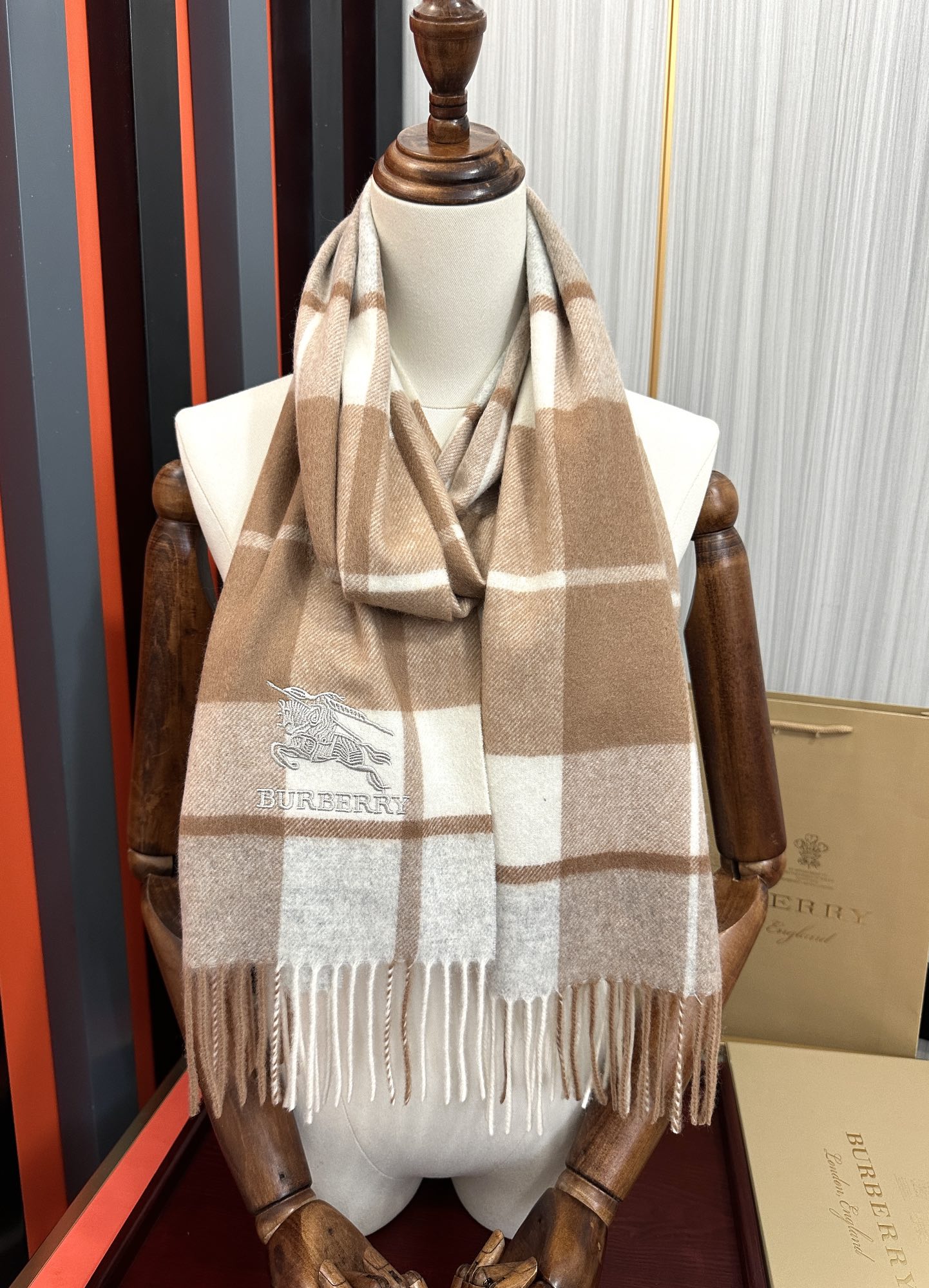 。85%山羊绒 2026 巴宝莉【刺绣战马】采用内蒙古顶级山羊绒 最新款男女通用情侣款👫重磅推荐💥 经典