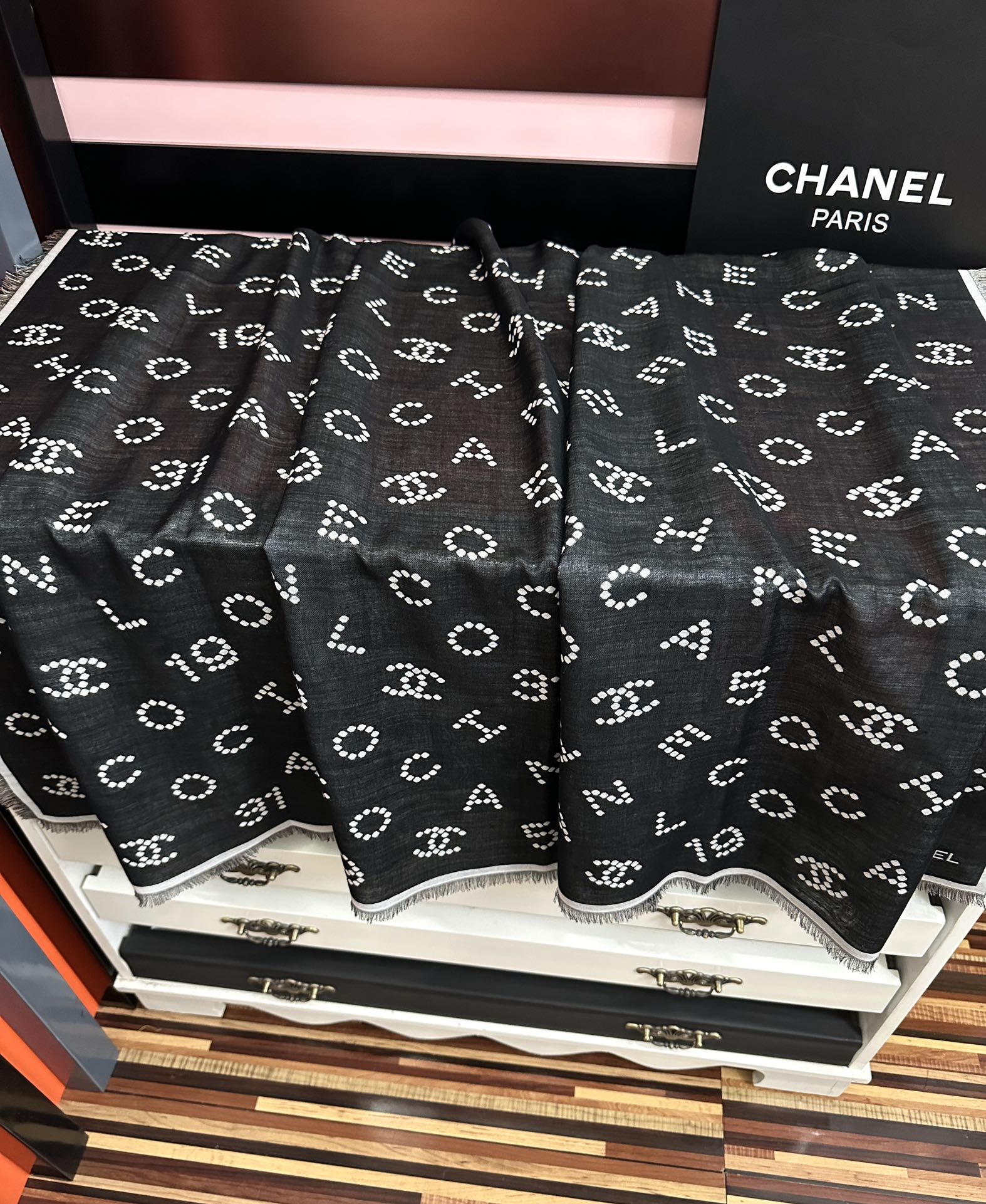 高版本 顶级品质 香奈儿❤️珍珠logo经典茶花优雅Coco风[礼物]Chanel最新丝绒大方巾~气质到