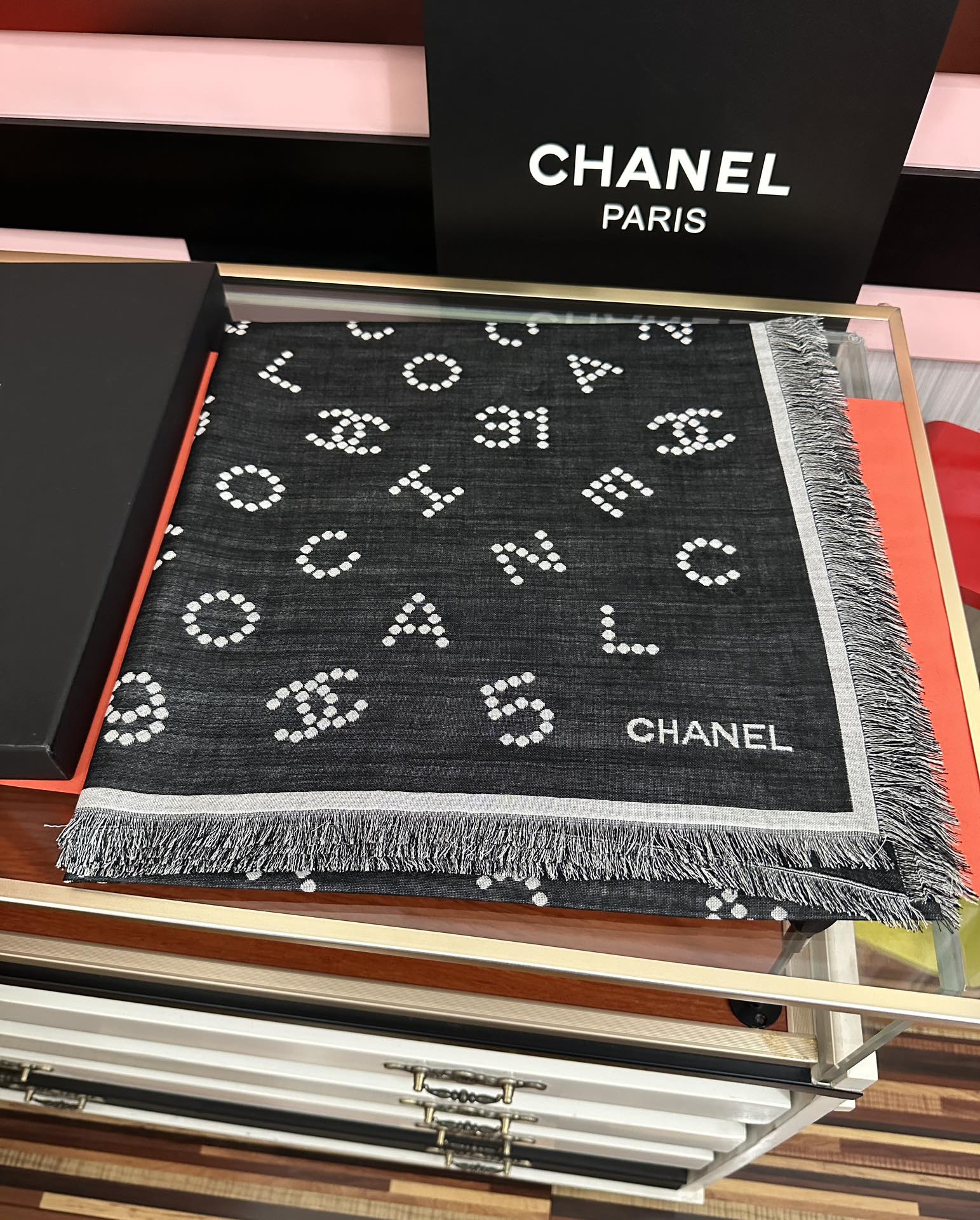 高版本 顶级品质 香奈儿❤️珍珠logo经典茶花优雅Coco风[礼物]Chanel最新丝绒大方巾~气质到