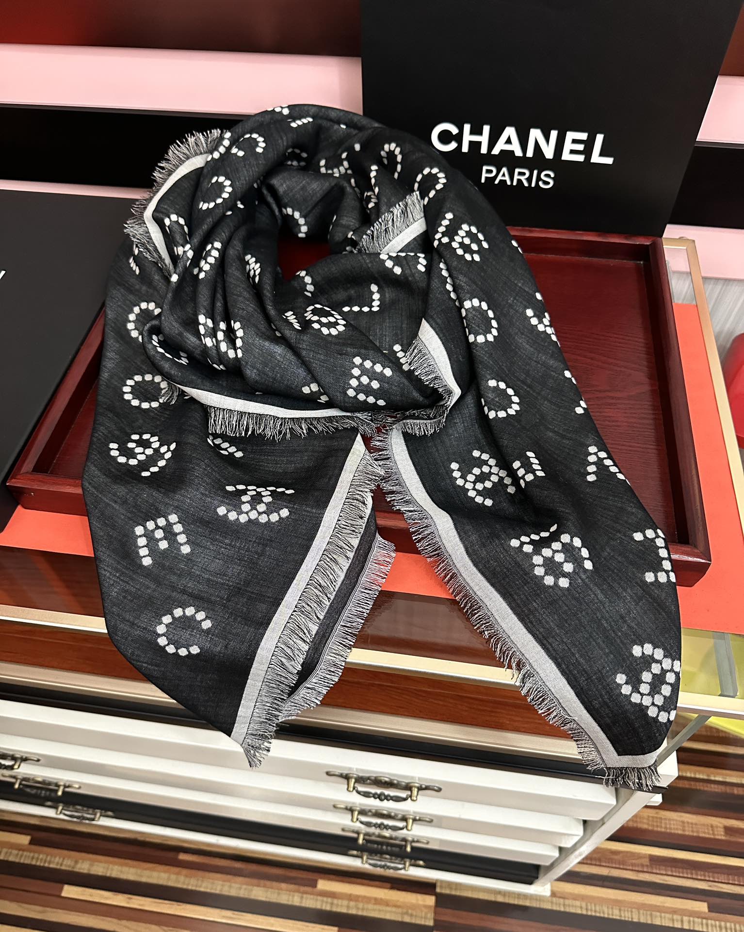 高版本 顶级品质 香奈儿❤️珍珠logo经典茶花优雅Coco风[礼物]Chanel最新丝绒大方巾~气质到