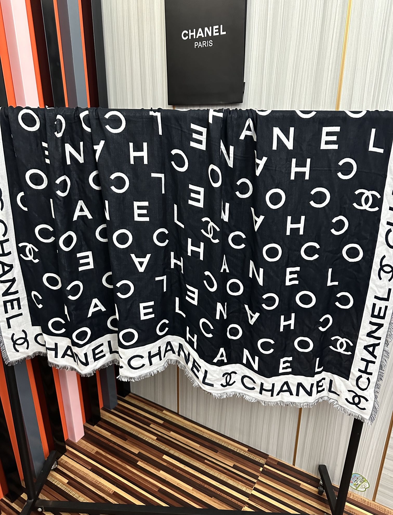 。小香大字母双层提花 宝藏单品🤩标志性设计，简洁字母Logo，混纺面料轻盈柔软，丝滑有坠感，四季皆宜，既