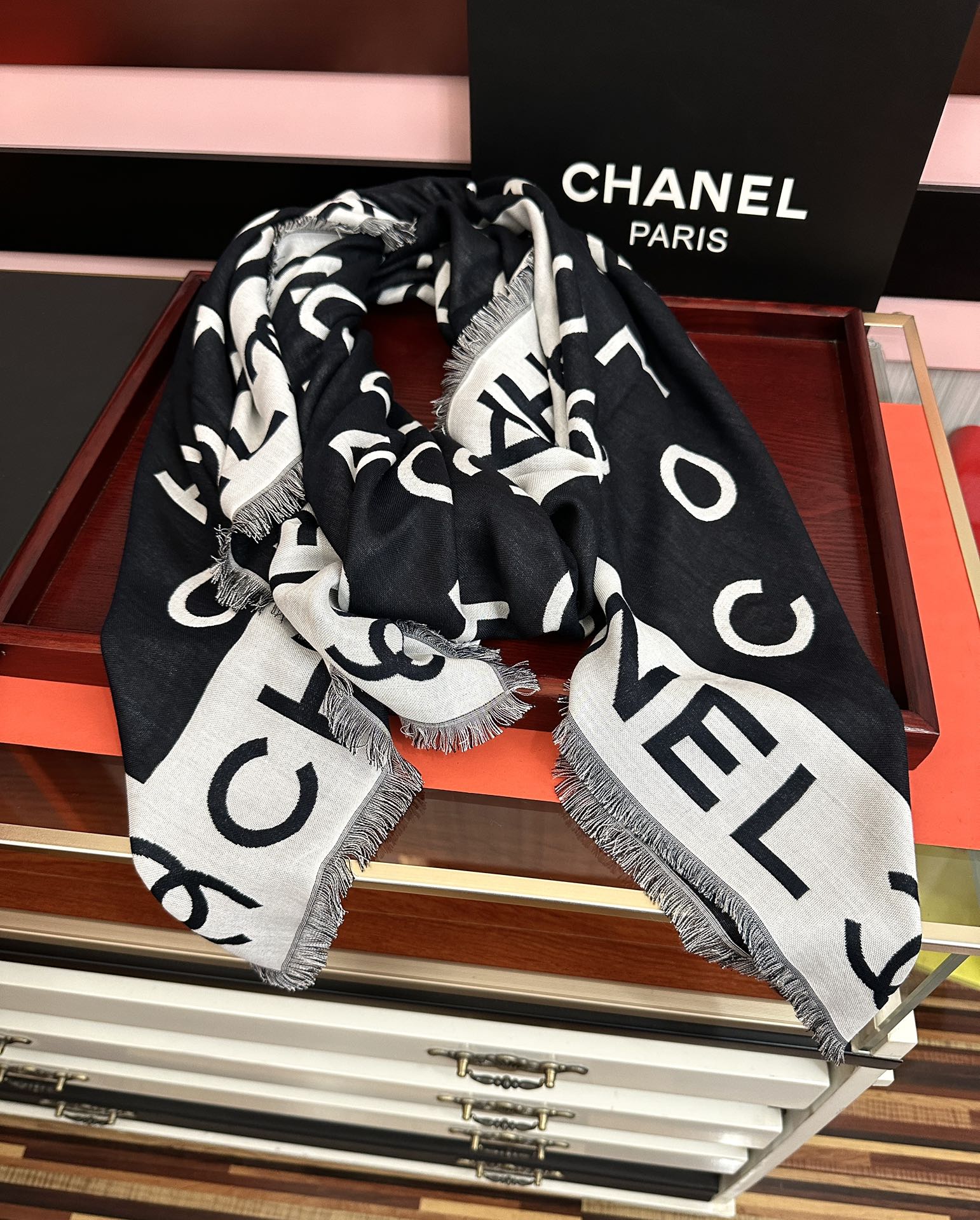 。小香大字母双层提花 宝藏单品🤩标志性设计，简洁字母Logo，混纺面料轻盈柔软，丝滑有坠感，四季皆宜，既