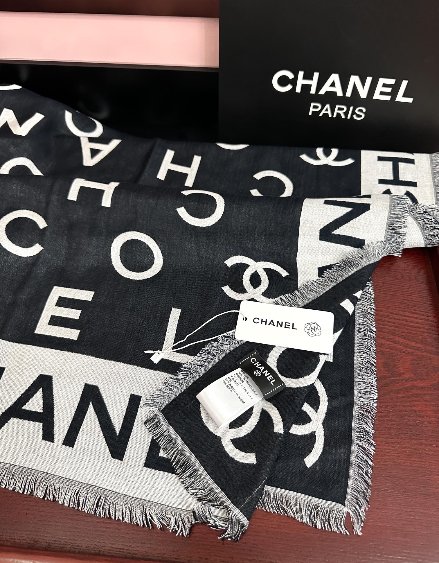 。小香大字母双层提花 宝藏单品🤩标志性设计，简洁字母Logo，混纺面料轻盈柔软，丝滑有坠感，四季皆宜，既