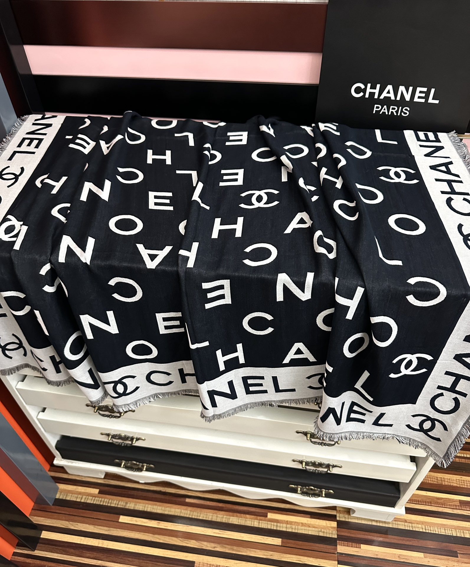 。小香大字母双层提花 宝藏单品🤩标志性设计，简洁字母Logo，混纺面料轻盈柔软，丝滑有坠感，四季皆宜，既