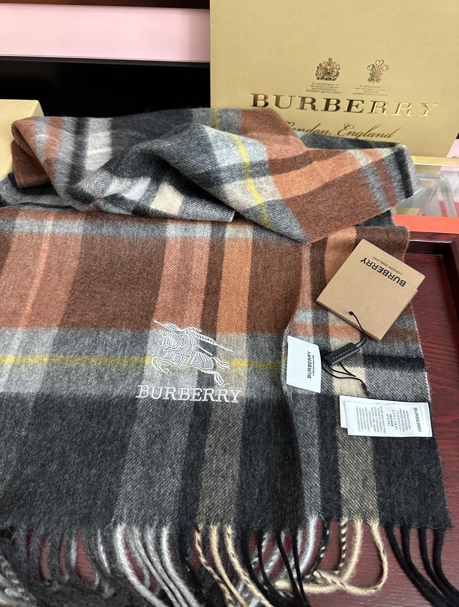 。85%山羊绒 [爱心]2026巴宝莉采用内蒙古顶级山羊绒，最新款男女通用情侣款👫重磅推荐💥 经典的格子