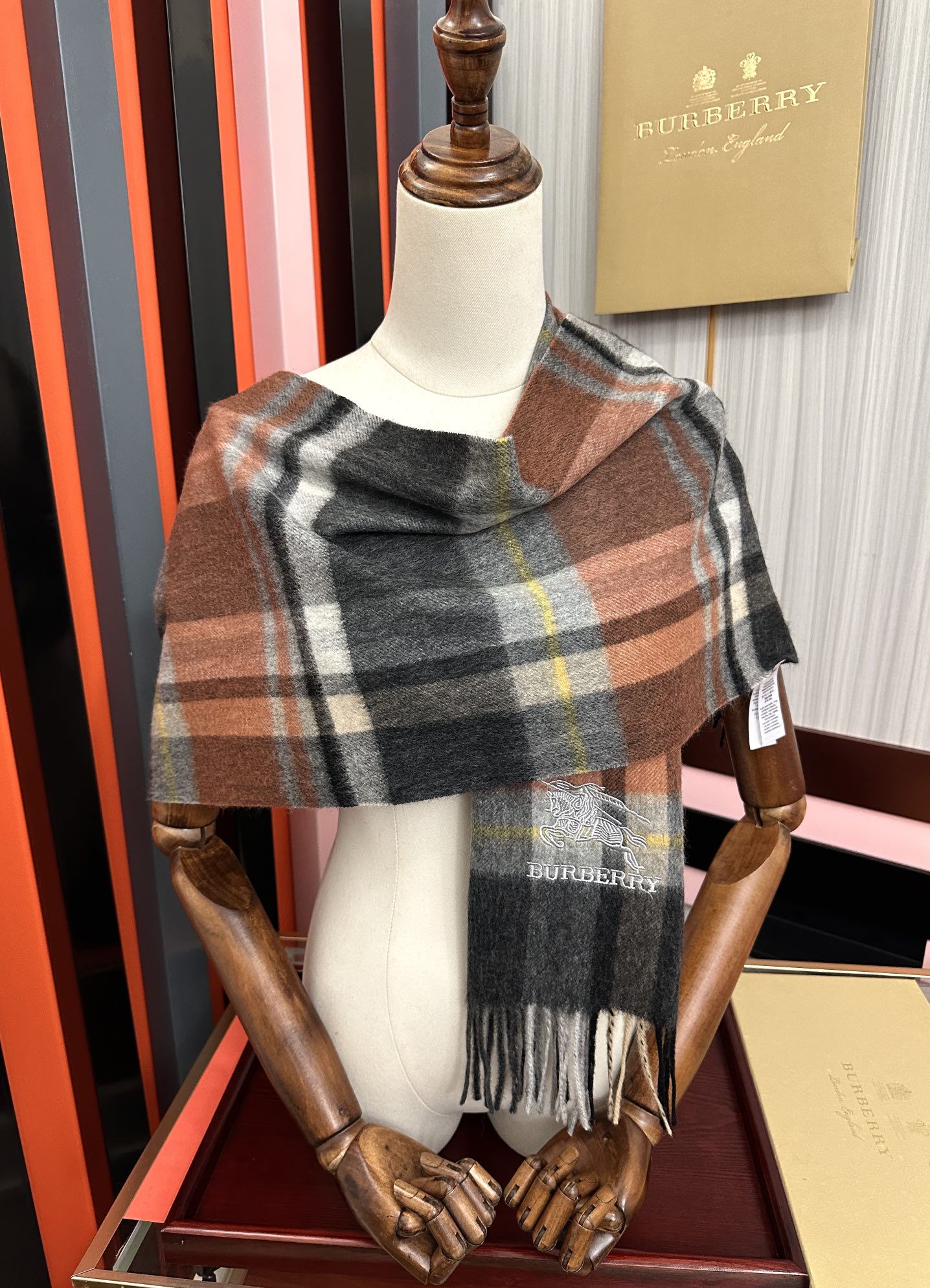 。85%山羊绒 [爱心]2026巴宝莉采用内蒙古顶级山羊绒，最新款男女通用情侣款👫重磅推荐💥 经典的格子