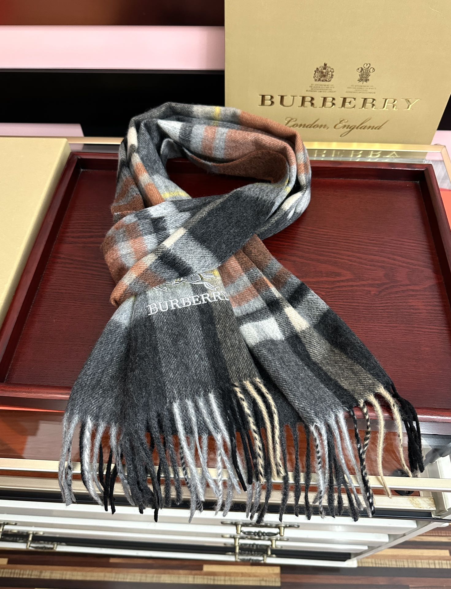 。85%山羊绒 [爱心]2026巴宝莉采用内蒙古顶级山羊绒，最新款男女通用情侣款👫重磅推荐💥 经典的格子