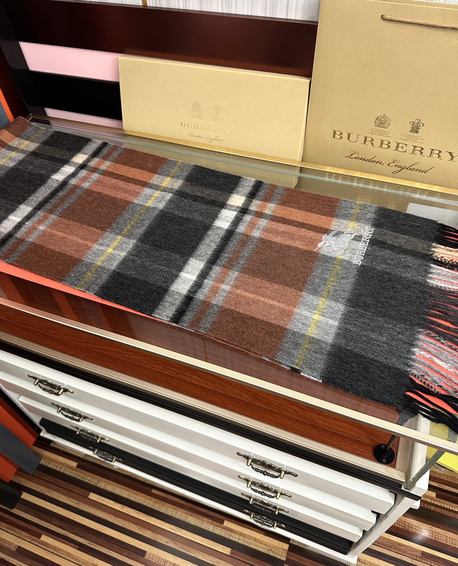 。85%山羊绒 [爱心]2026巴宝莉采用内蒙古顶级山羊绒，最新款男女通用情侣款👫重磅推荐💥 经典的格子