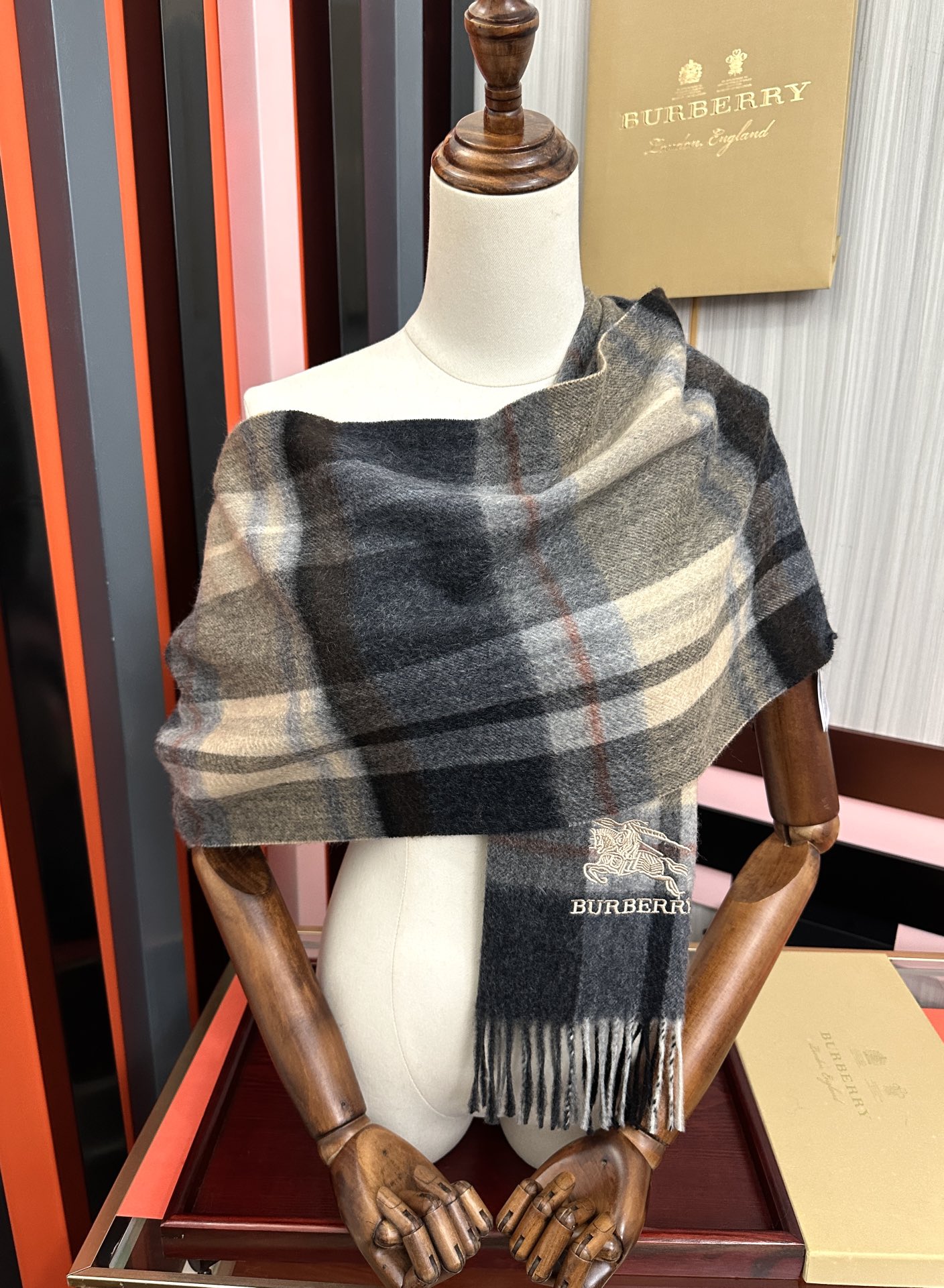 。85%山羊绒 [爱心]2026巴宝莉采用内蒙古顶级山羊绒，最新款男女通用情侣款👫重磅推荐💥 经典的格子