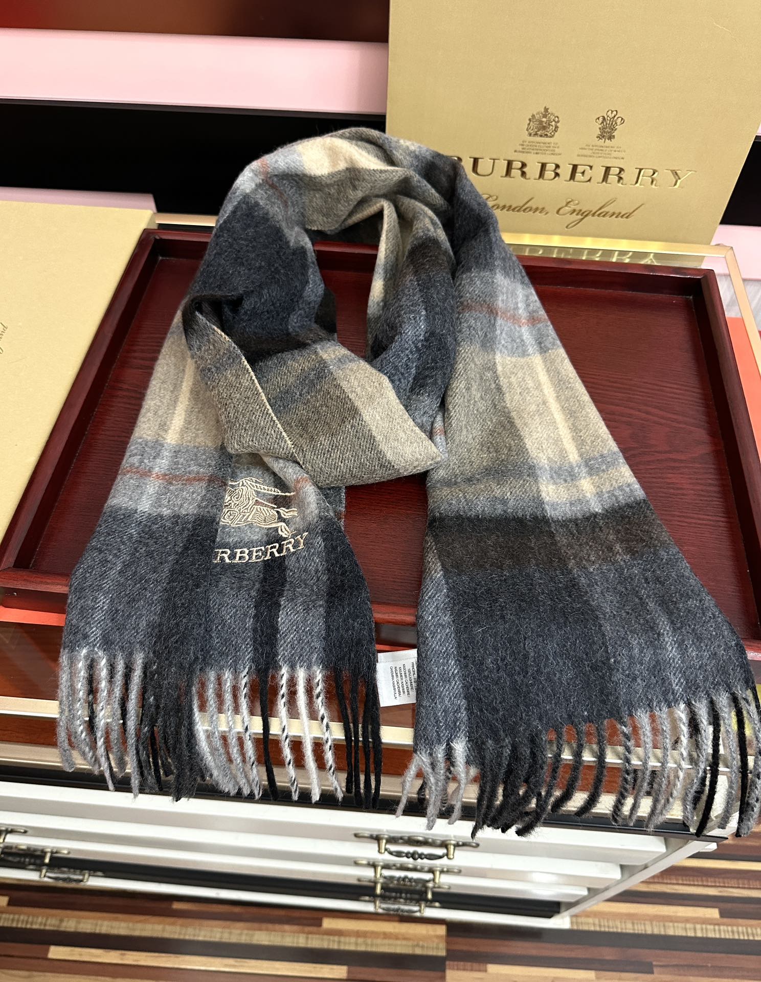 。85%山羊绒 [爱心]2026巴宝莉采用内蒙古顶级山羊绒，最新款男女通用情侣款👫重磅推荐💥 经典的格子