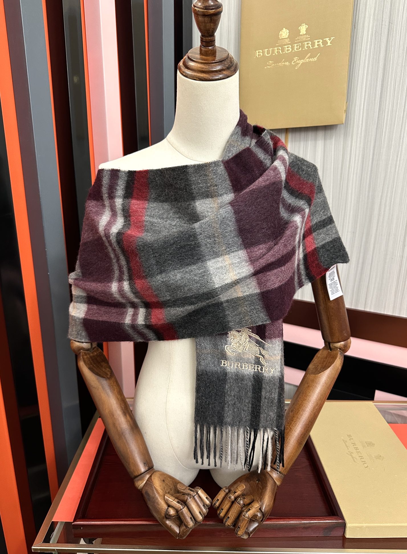 。85%山羊绒 [爱心]2026巴宝莉采用内蒙古顶级山羊绒，最新款男女通用情侣款👫重磅推荐💥 经典的格子