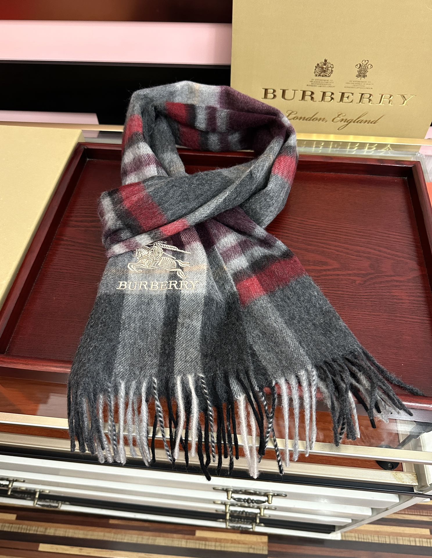 。85%山羊绒 [爱心]2026巴宝莉采用内蒙古顶级山羊绒，最新款男女通用情侣款👫重磅推荐💥 经典的格子