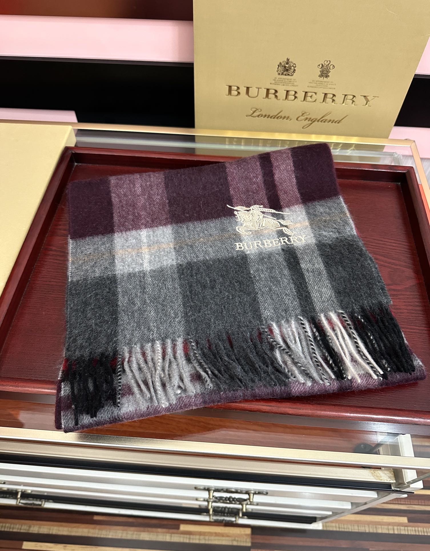 。85%山羊绒 [爱心]2026巴宝莉采用内蒙古顶级山羊绒，最新款男女通用情侣款👫重磅推荐💥 经典的格子