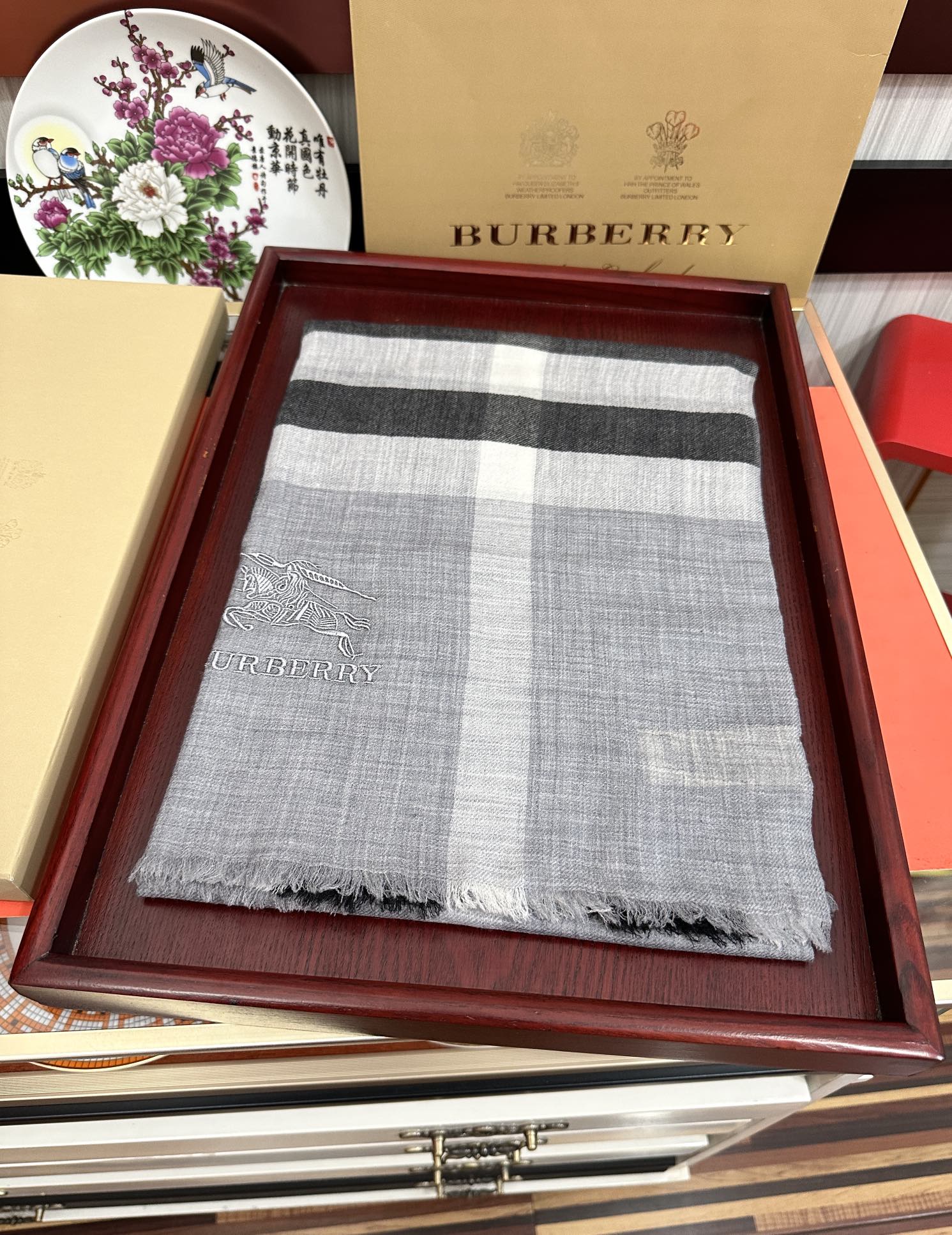 。2010 爆款巴宝莉 🧣万众瞩目战马绣标经典版到货🎆最优质的年轻设计师推出的最新概念👓搭配调色纱染再色