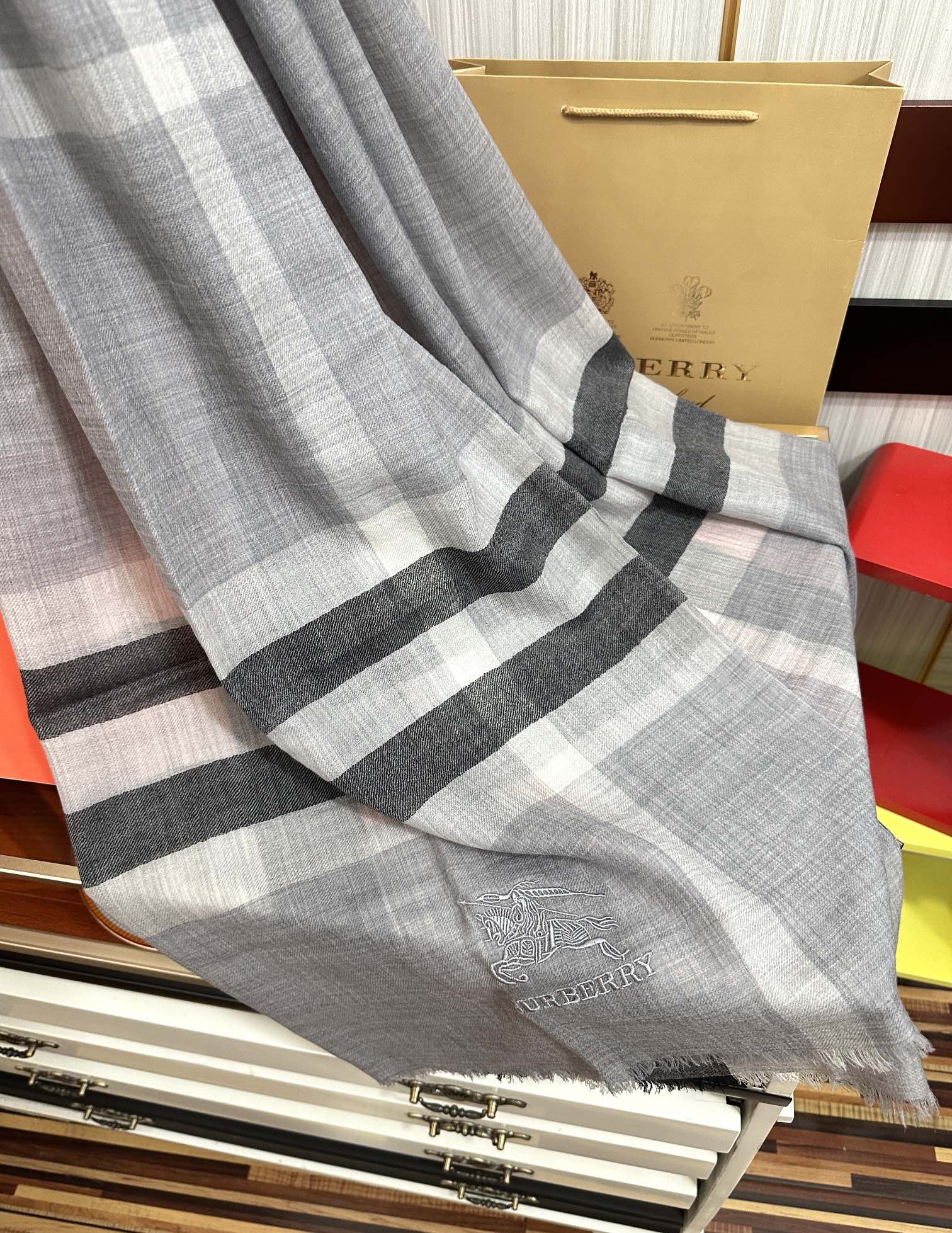 。2010 爆款巴宝莉 🧣万众瞩目战马绣标经典版到货🎆最优质的年轻设计师推出的最新概念👓搭配调色纱染再色