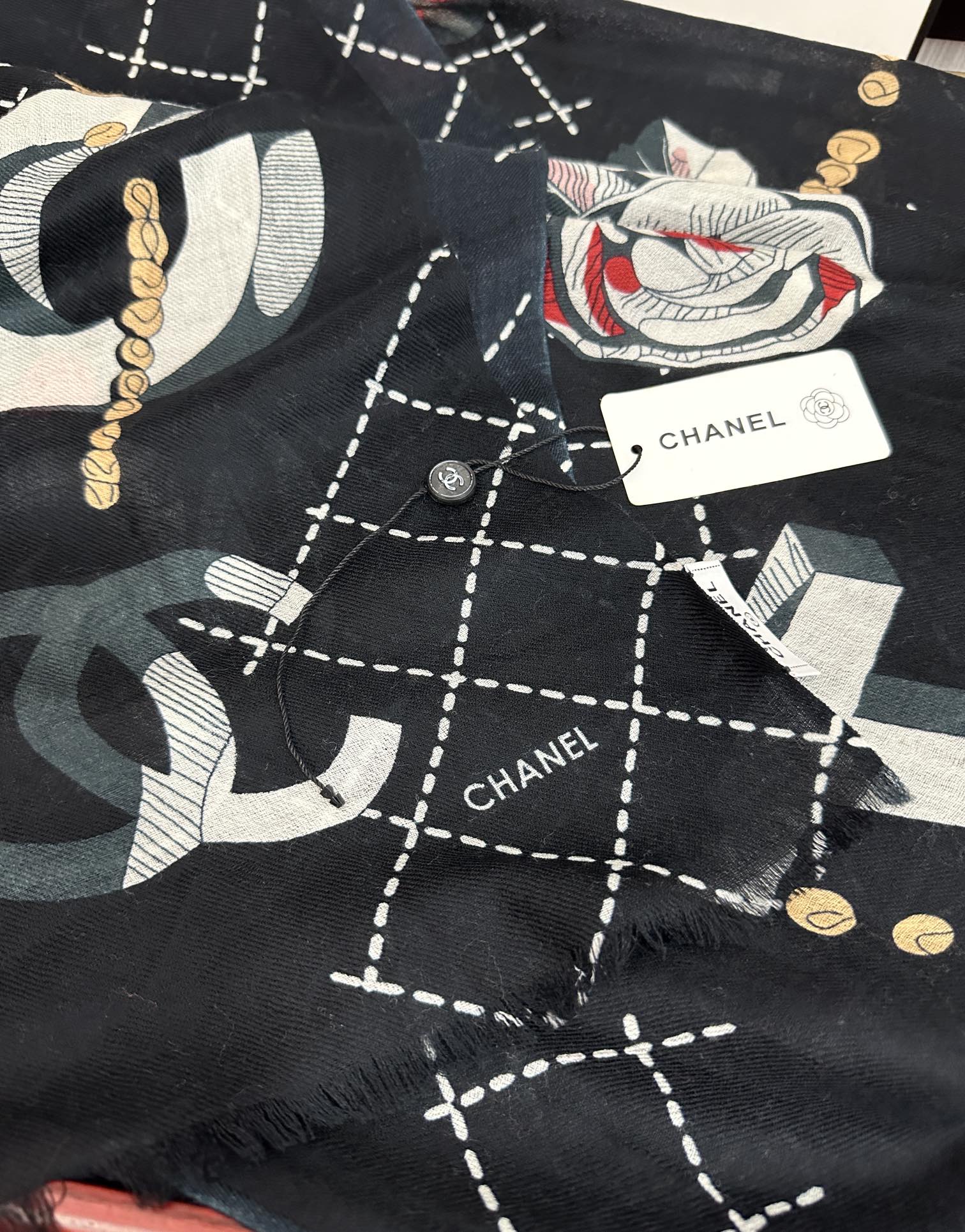 。上新 小香2026最新款、太美到心动😘【花朵🌼双c羊绒长巾】实物真心美 🎀披肩配以印花💓无论设计喷绘都