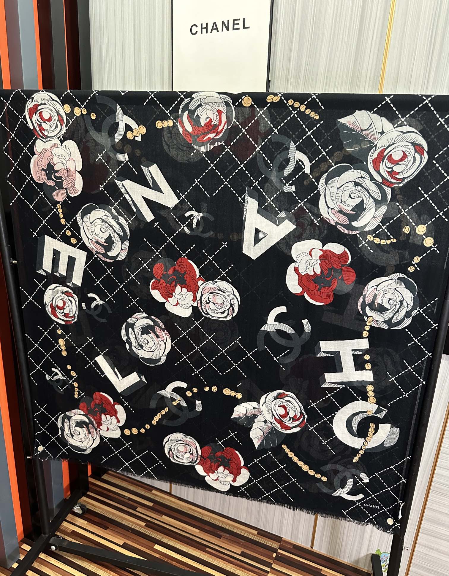 。上新 小香2026最新款、太美到心动😘【花朵🌼双c羊绒长巾】实物真心美 🎀披肩配以印花💓无论设计喷绘都