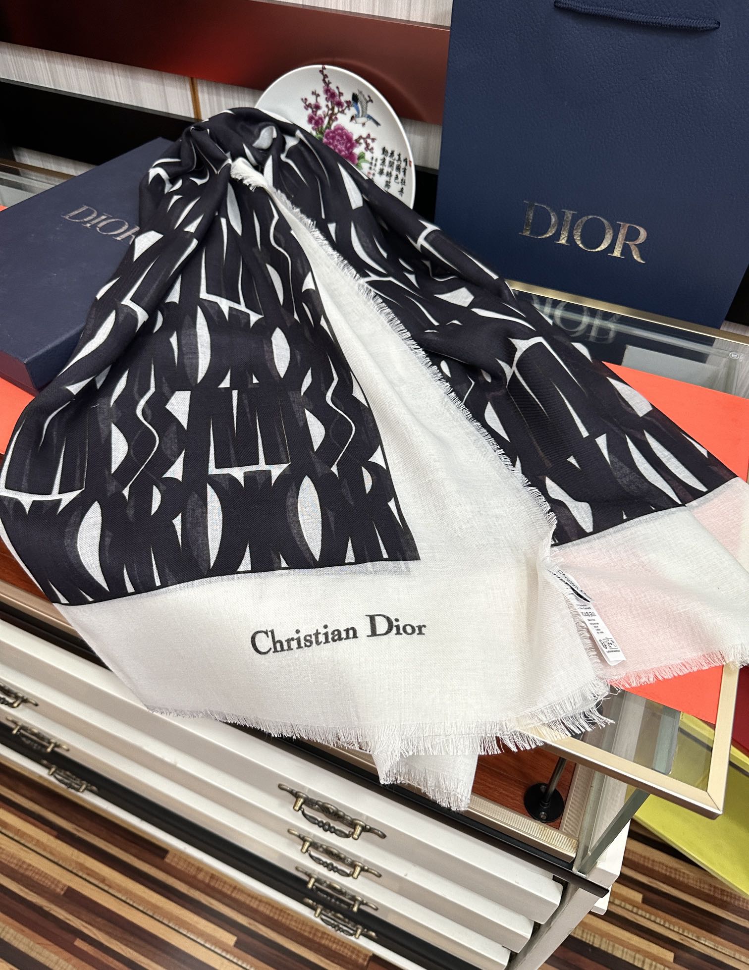 。 迪奥 2026新款羊绒围巾长款披肩[爱心]纯粹的高级和时髦感[玫瑰]太有品味了[月亮]招牌元素高端围