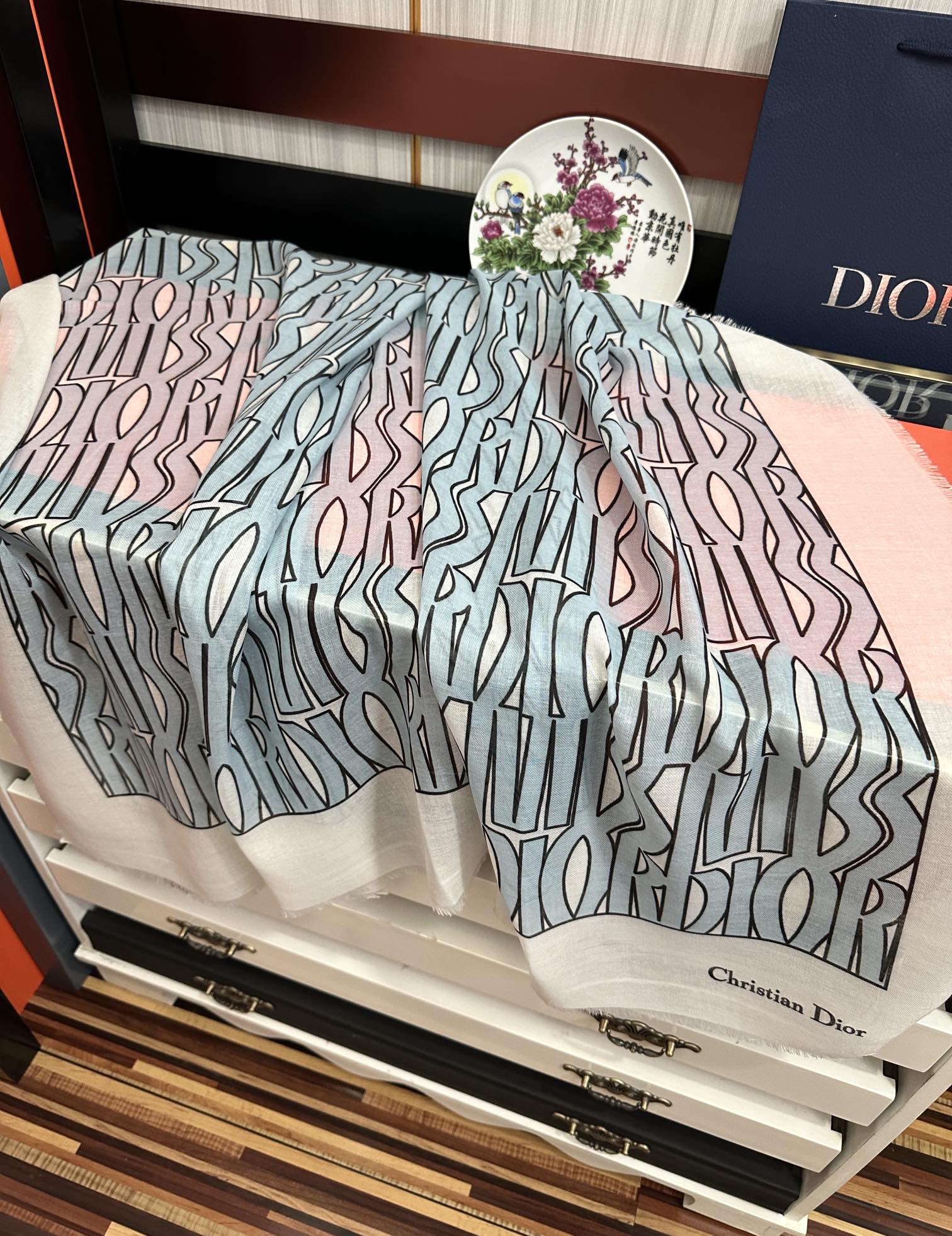 。 迪奥 2026新款羊绒围巾长款披肩[爱心]纯粹的高级和时髦感[玫瑰]太有品味了[月亮]招牌元素高端围