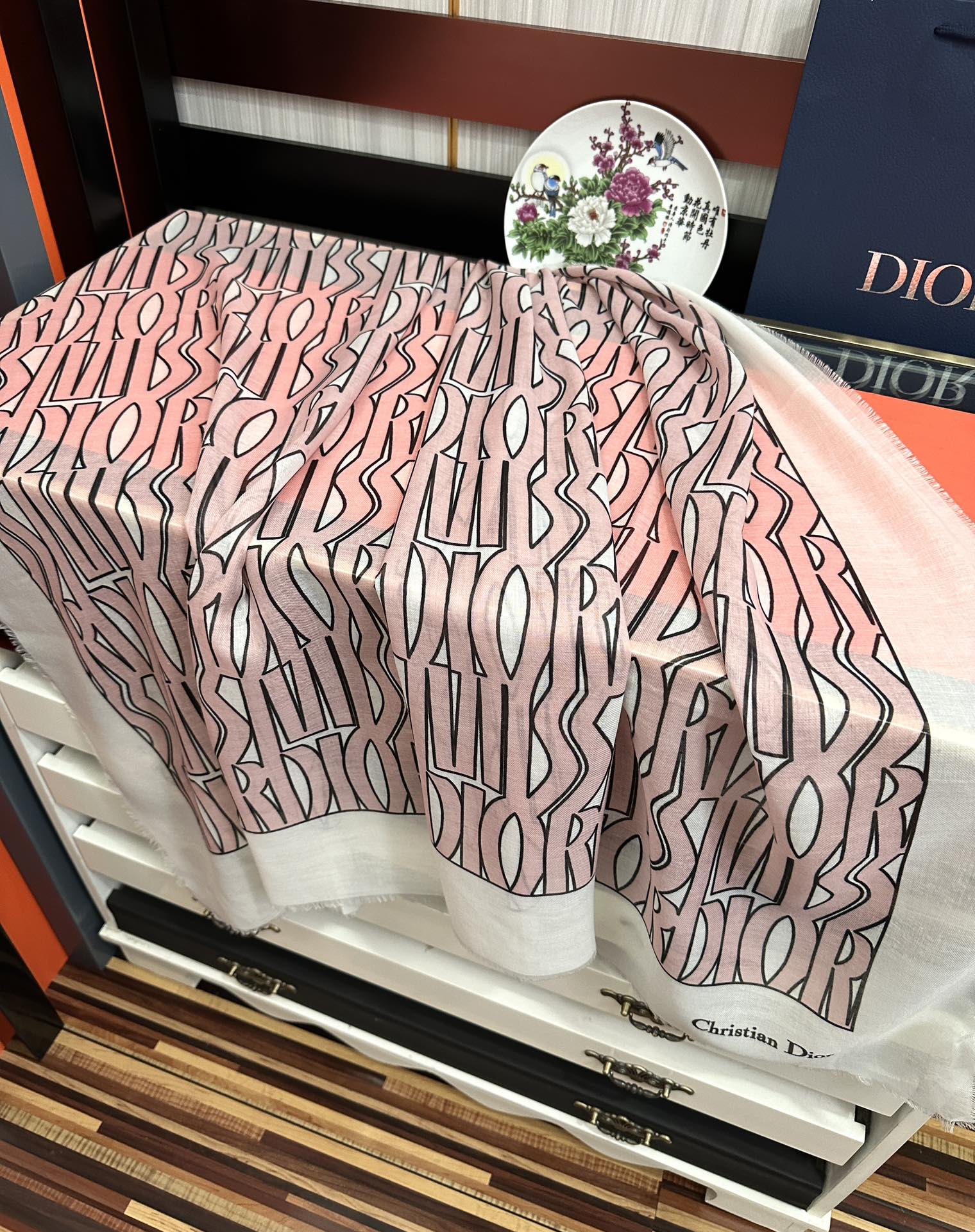 。 迪奥 2026新款羊绒围巾长款披肩[爱心]纯粹的高级和时髦感[玫瑰]太有品味了[月亮]招牌元素高端围