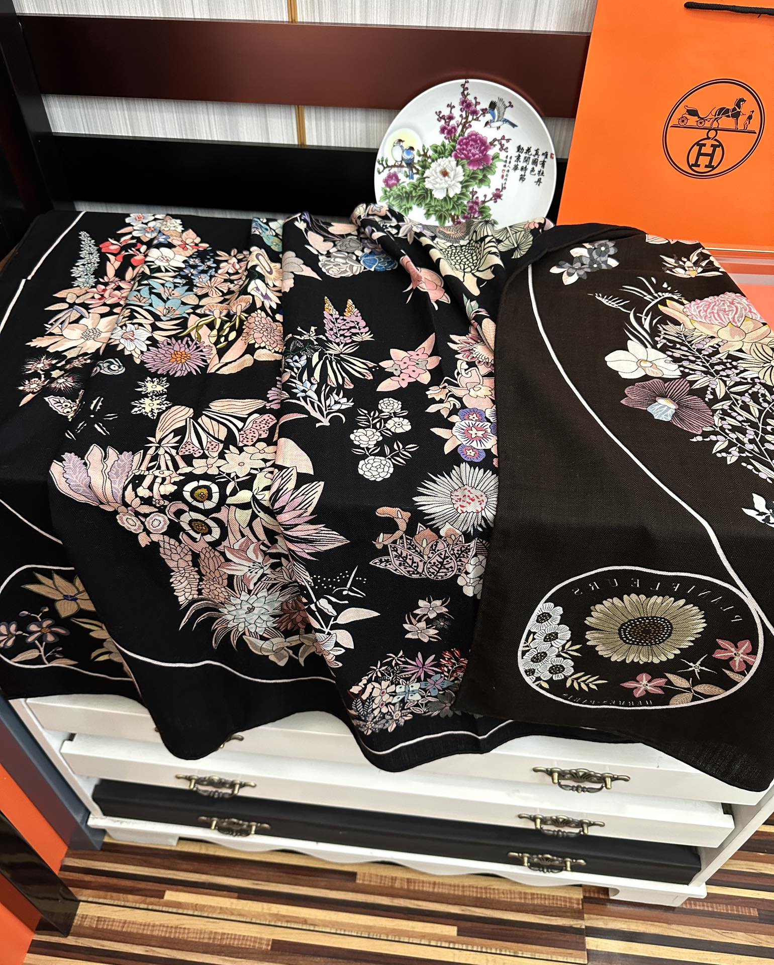 上新❤️爱马仕2026 经典优雅[礼物]~气质到骨子里[色]新一季的面料超高级，真心超级柔软，丝丝顺滑[