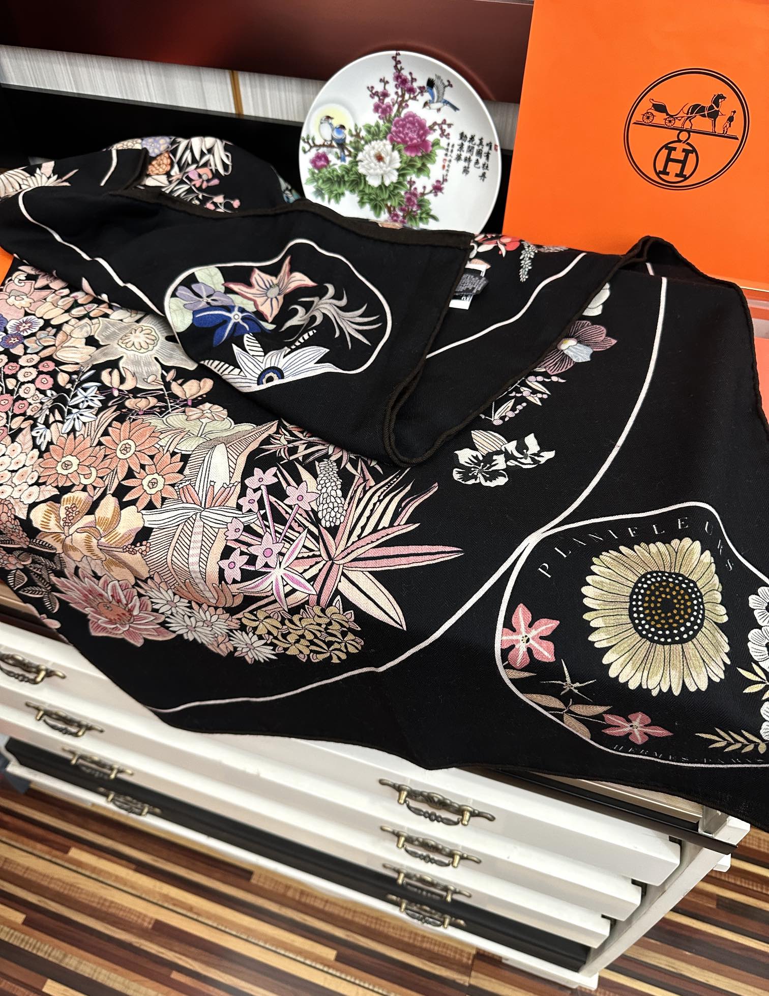 上新❤️爱马仕2026 经典优雅[礼物]~气质到骨子里[色]新一季的面料超高级，真心超级柔软，丝丝顺滑[