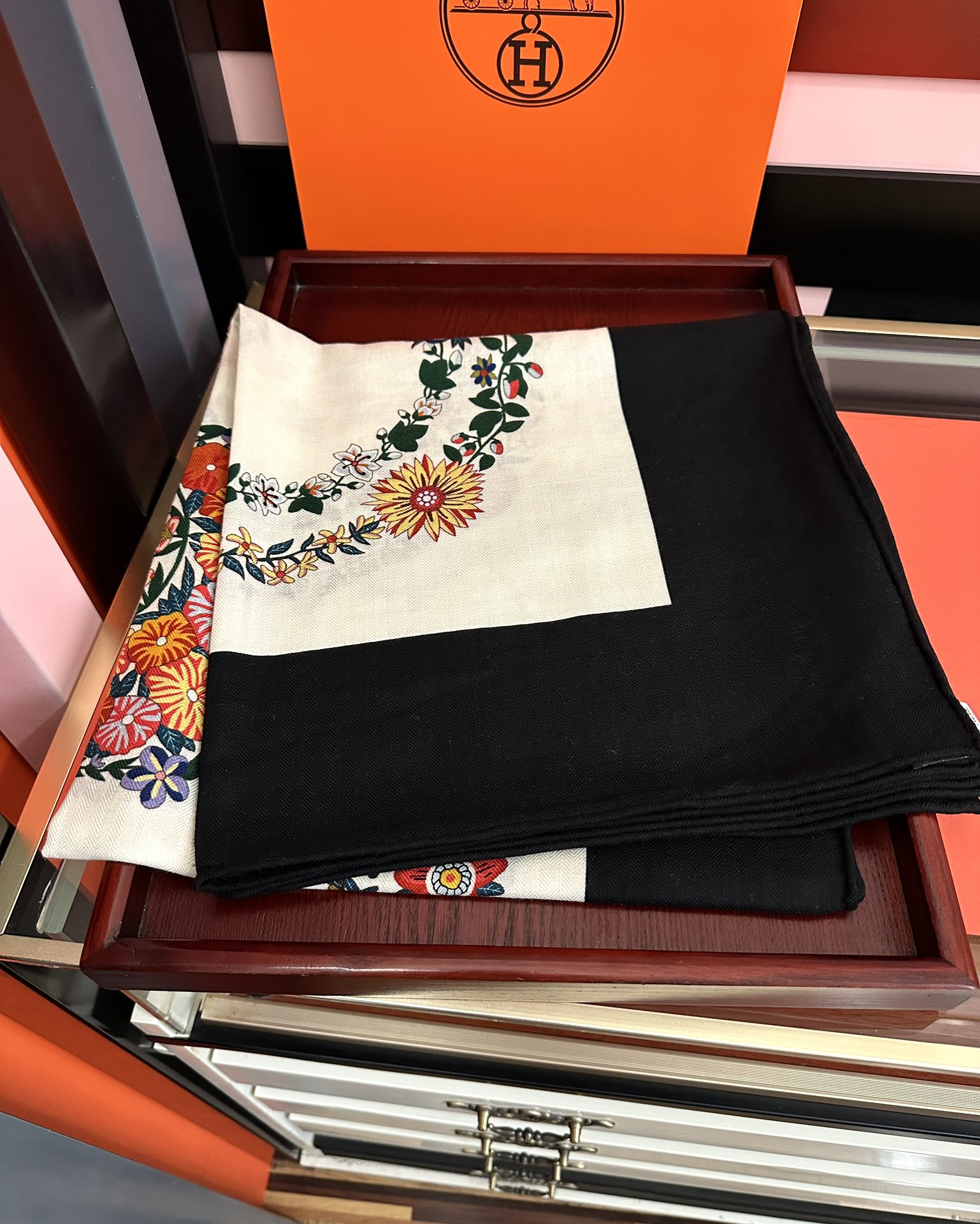 。 爱马仕 ZG同步[太阳]2026今年的新款，我就不推荐了回头分享一下部分复刻款的老款信息资料供大家参