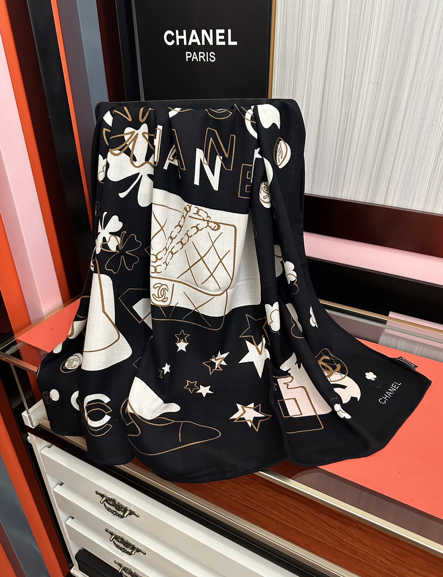 。香奈儿 【双面同色】经典双C优雅Coco风[礼物]~气质到骨子里[色]香奶奶新一季的面料超高级，真心超