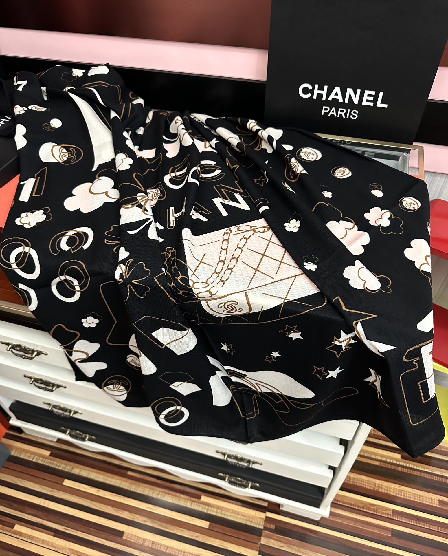 。香奈儿 【双面同色】经典双C优雅Coco风[礼物]~气质到骨子里[色]香奶奶新一季的面料超高级，真心超