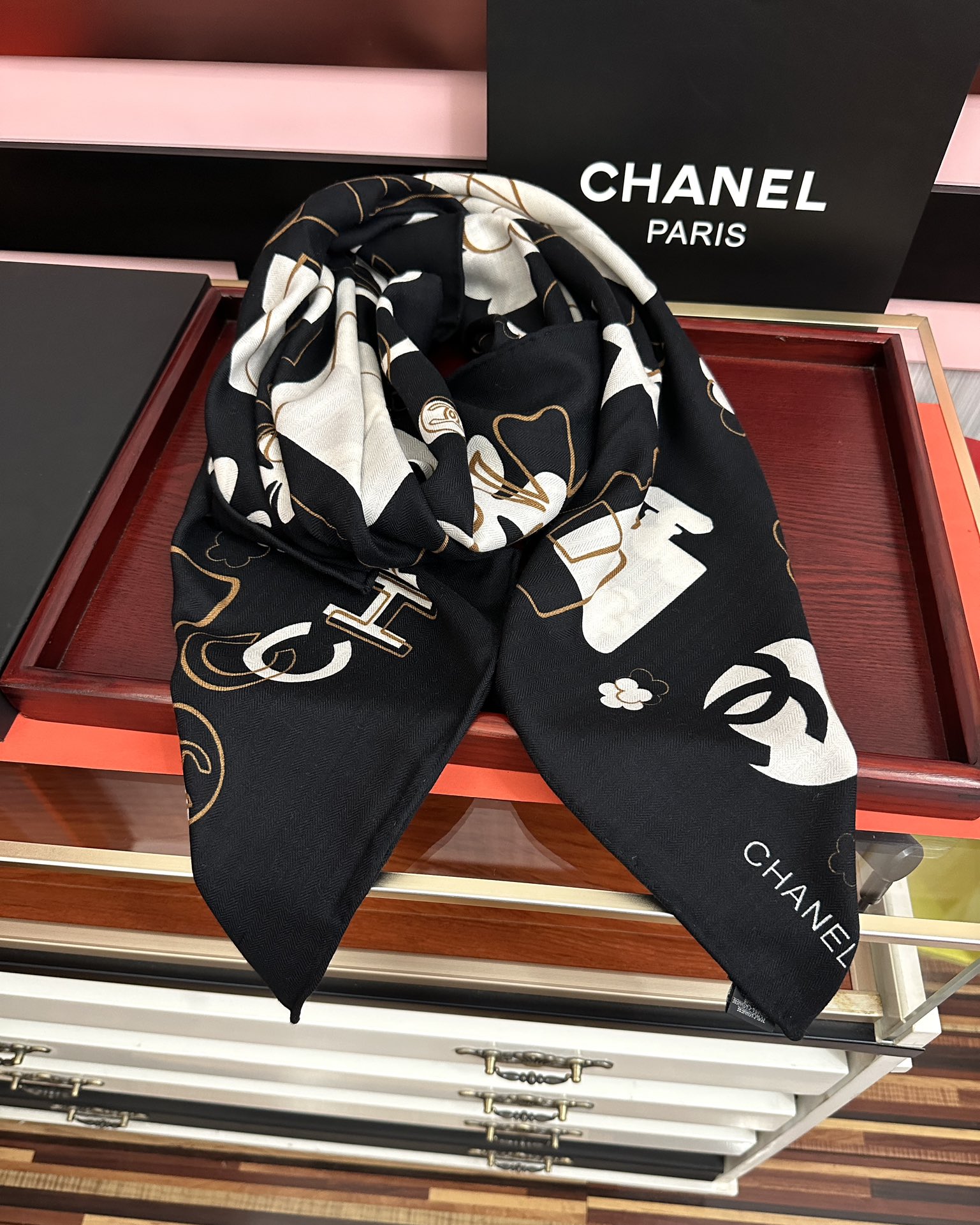 。香奈儿 【双面同色】经典双C优雅Coco风[礼物]~气质到骨子里[色]香奶奶新一季的面料超高级，真心超