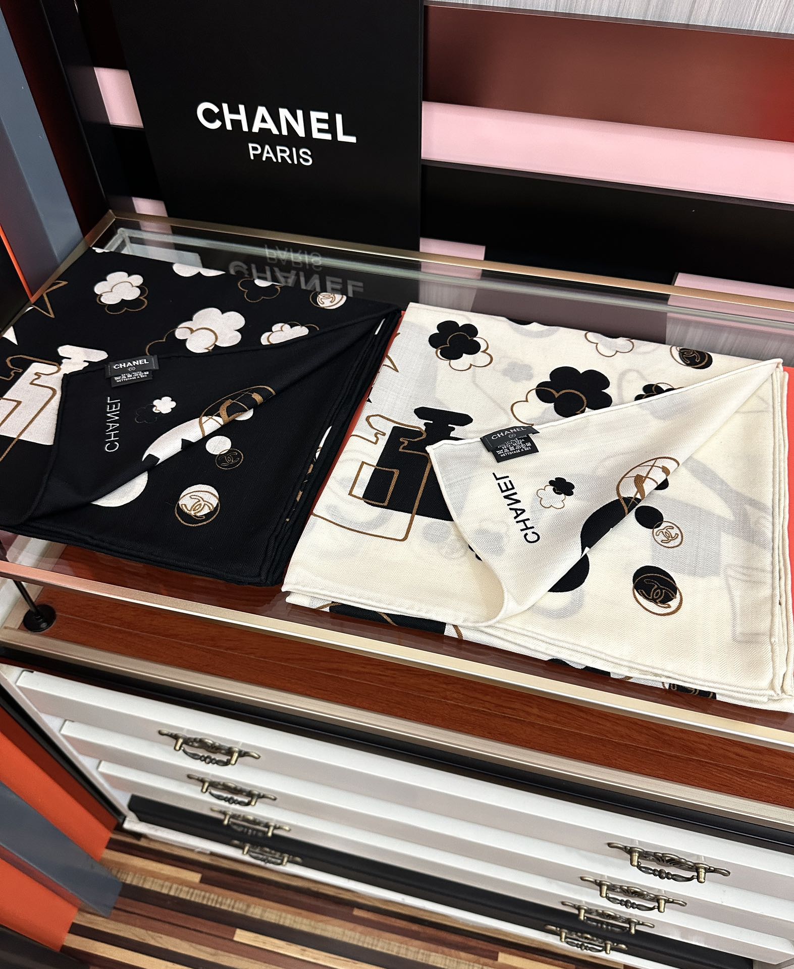 。香奈儿 【双面同色】经典双C优雅Coco风[礼物]~气质到骨子里[色]香奶奶新一季的面料超高级，真心超