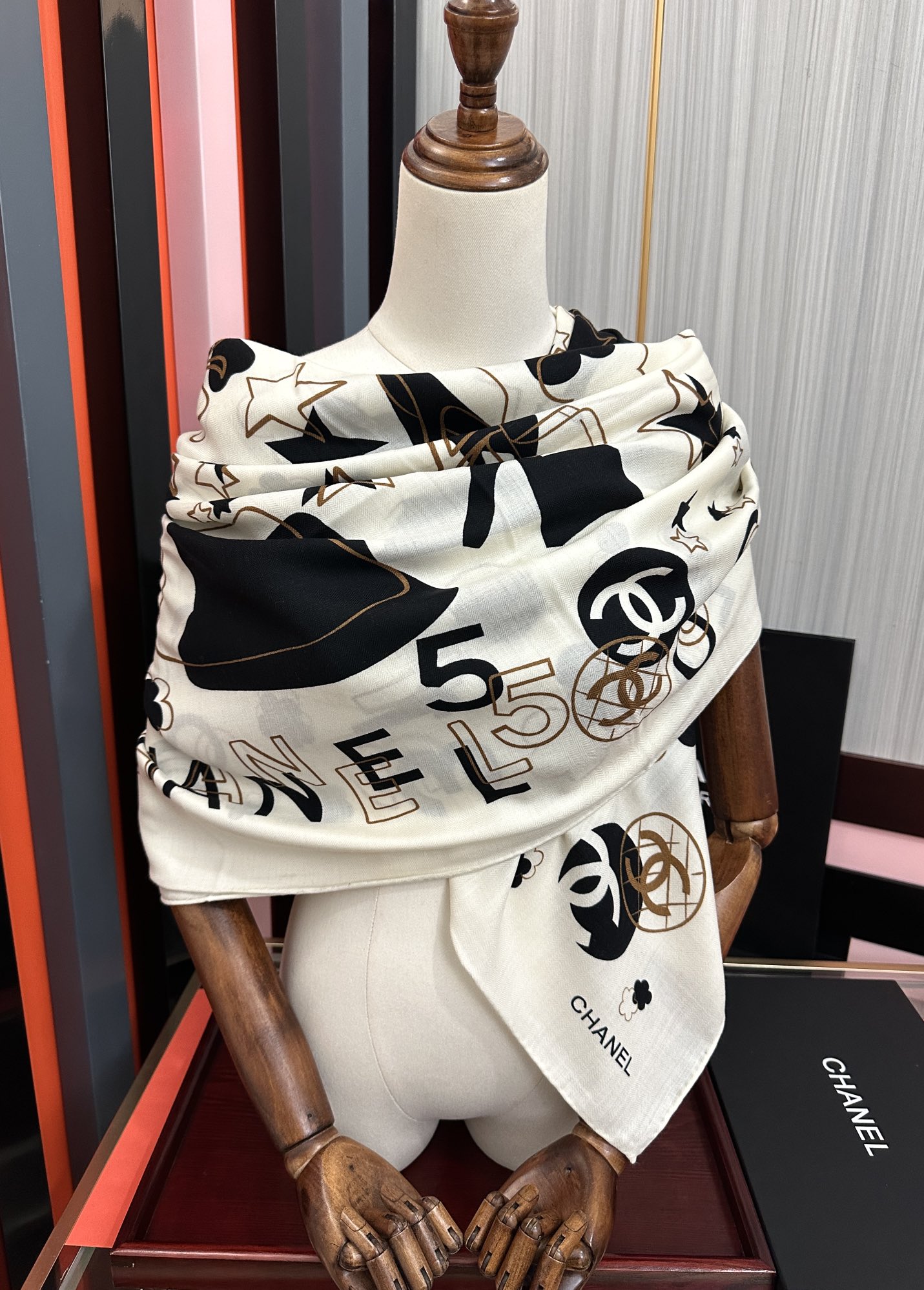 。香奈儿 【双面同色】经典双C优雅Coco风[礼物]~气质到骨子里[色]香奶奶新一季的面料超高级，真心超