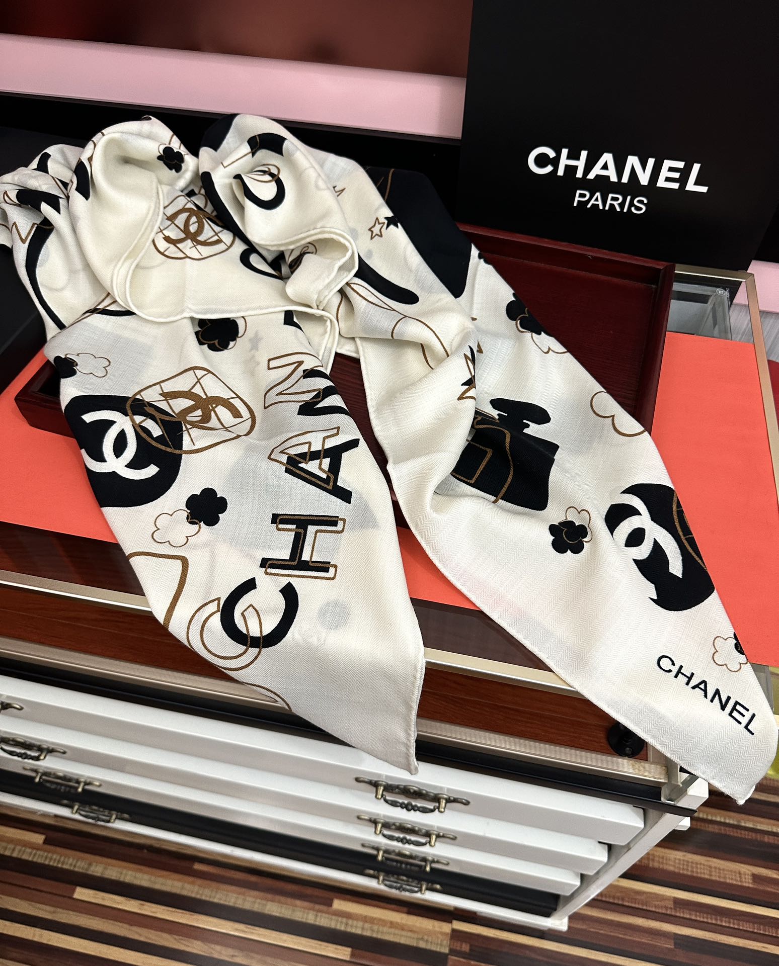 。香奈儿 【双面同色】经典双C优雅Coco风[礼物]~气质到骨子里[色]香奶奶新一季的面料超高级，真心超